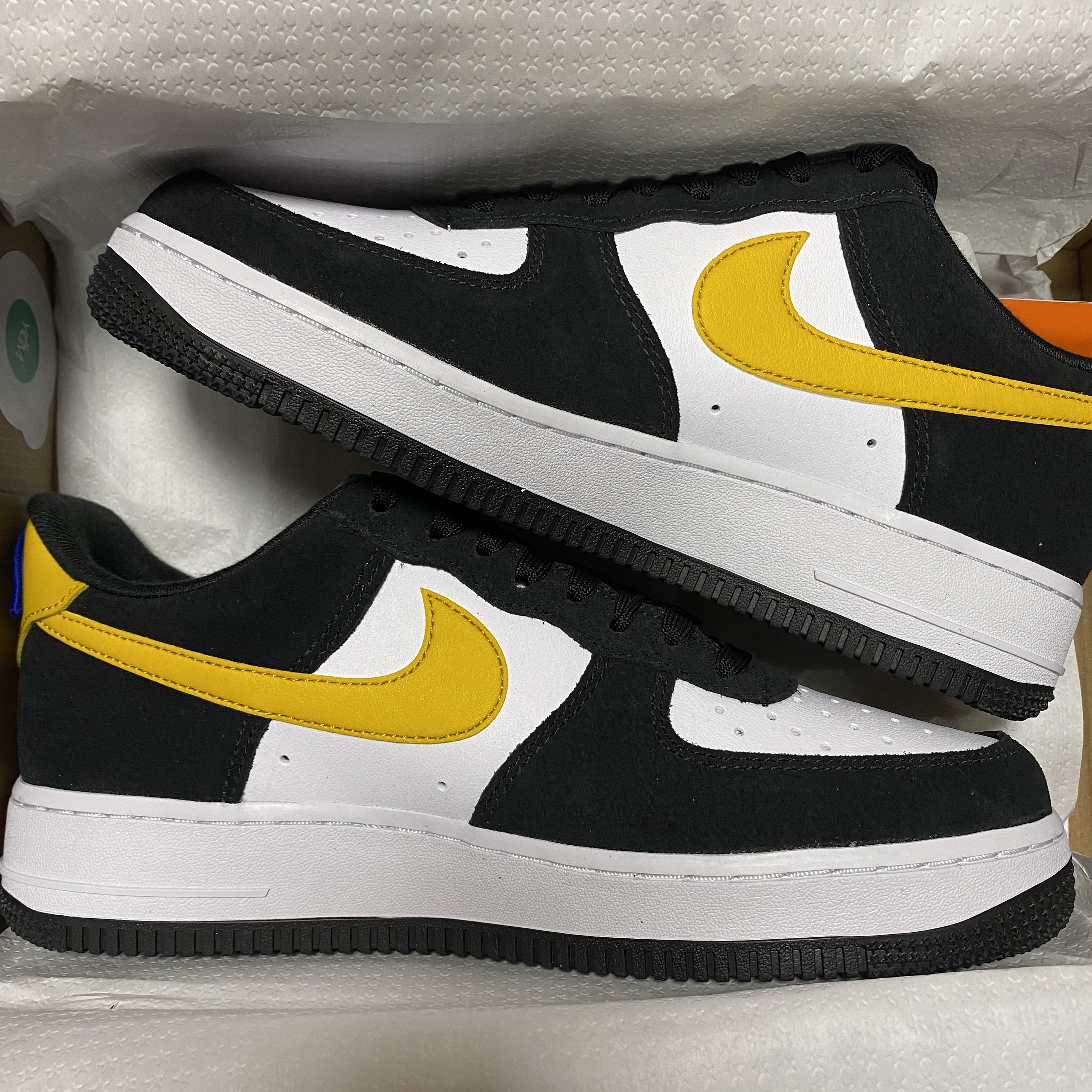 Nike Air Force 1 '07 LV8 Athletic Club Black Dark Sulfur 착용 스타일 - 4