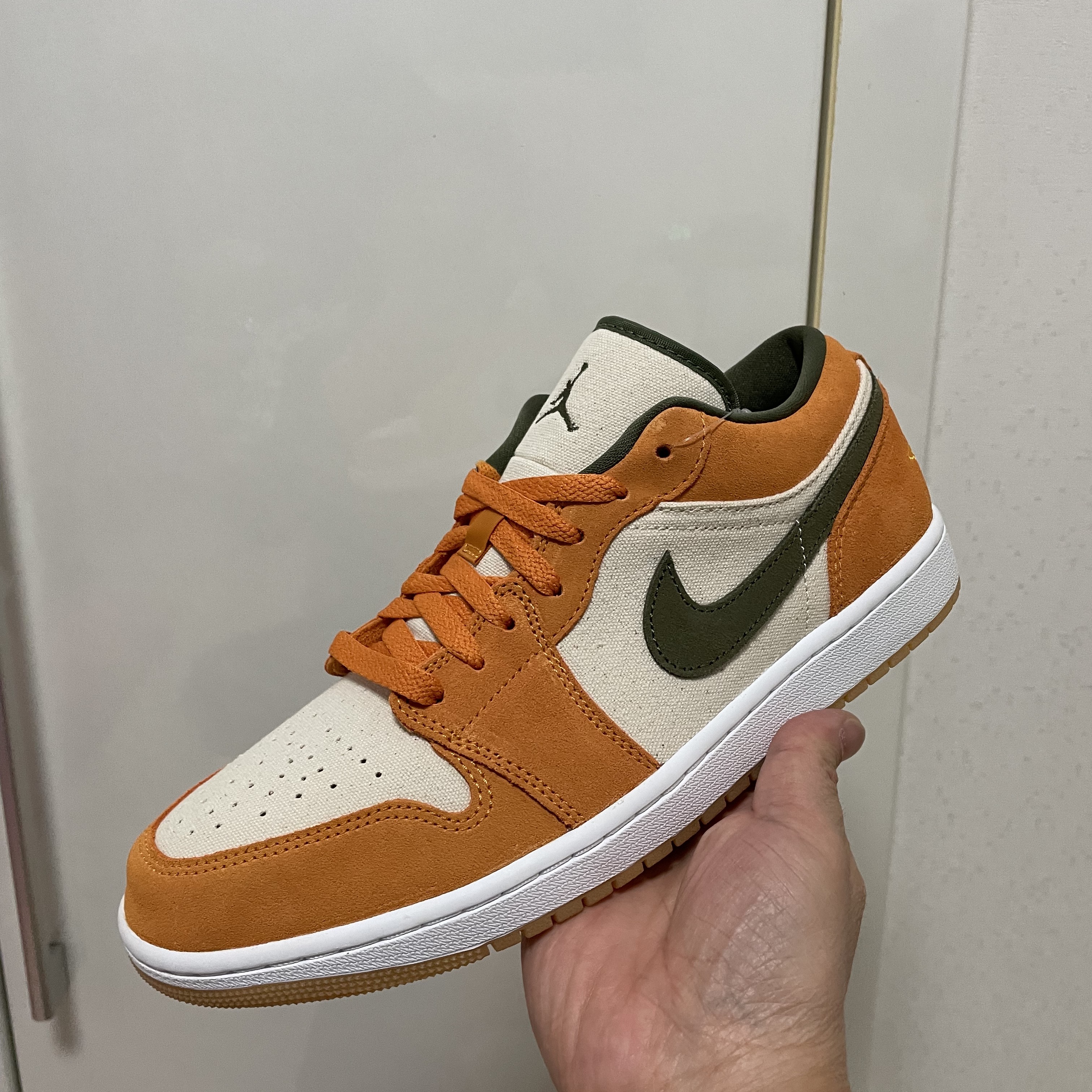 Jordan 1 Low SE Light Curry 착용 스타일 - 3