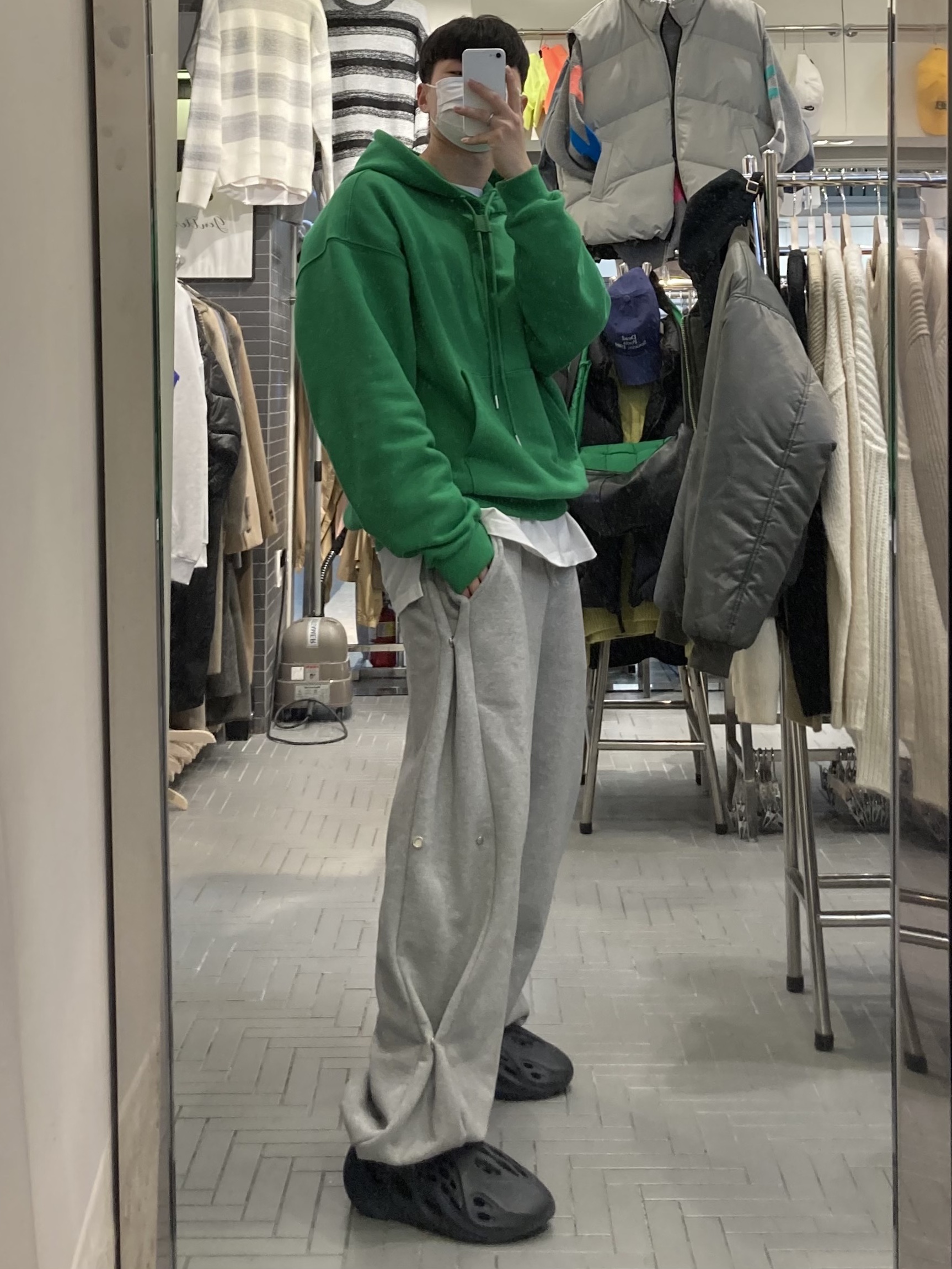 Adidas Yeezy Foam RNNR Mineral Blue, MJD Side Snap Wide C/P Sweatpants Melange Grey 착용 스타일