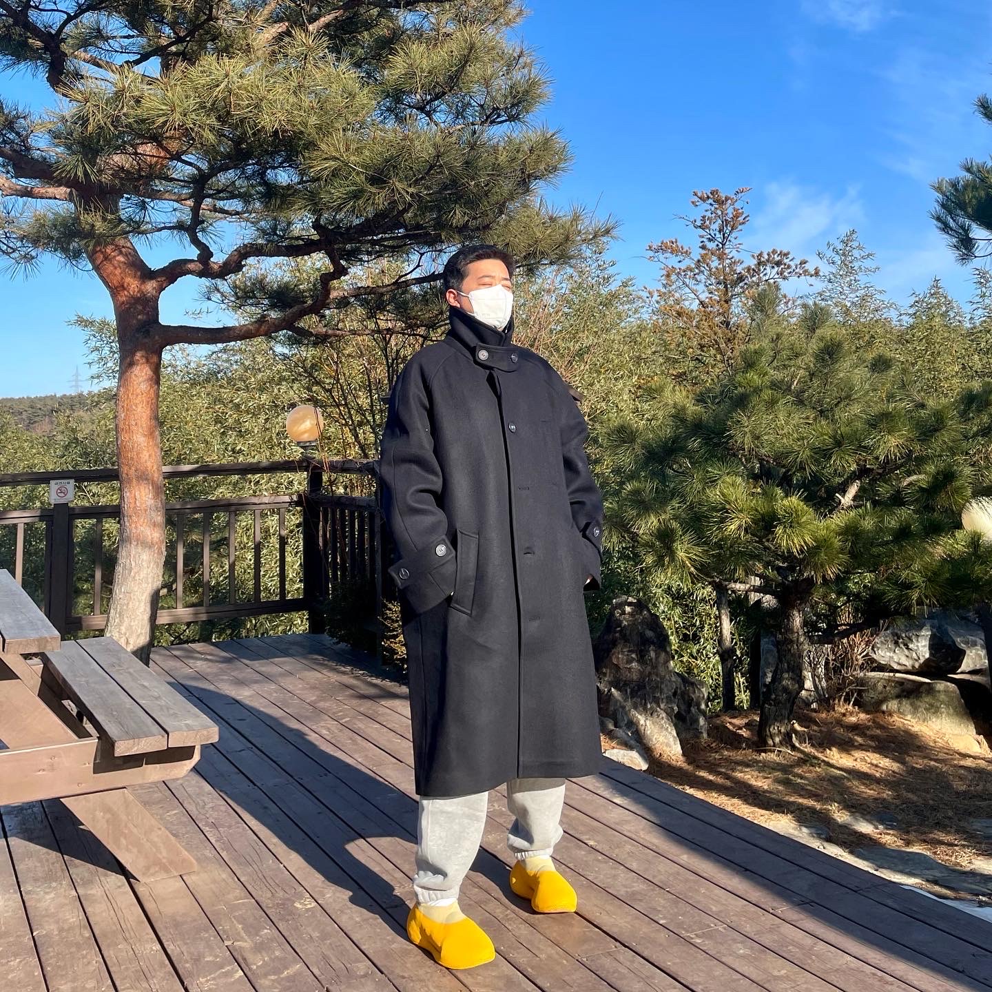 Adidas Yeezy Knit RNR Sulfur, Yeezy Gap Round Jacket Black 착용 스타일 - 1