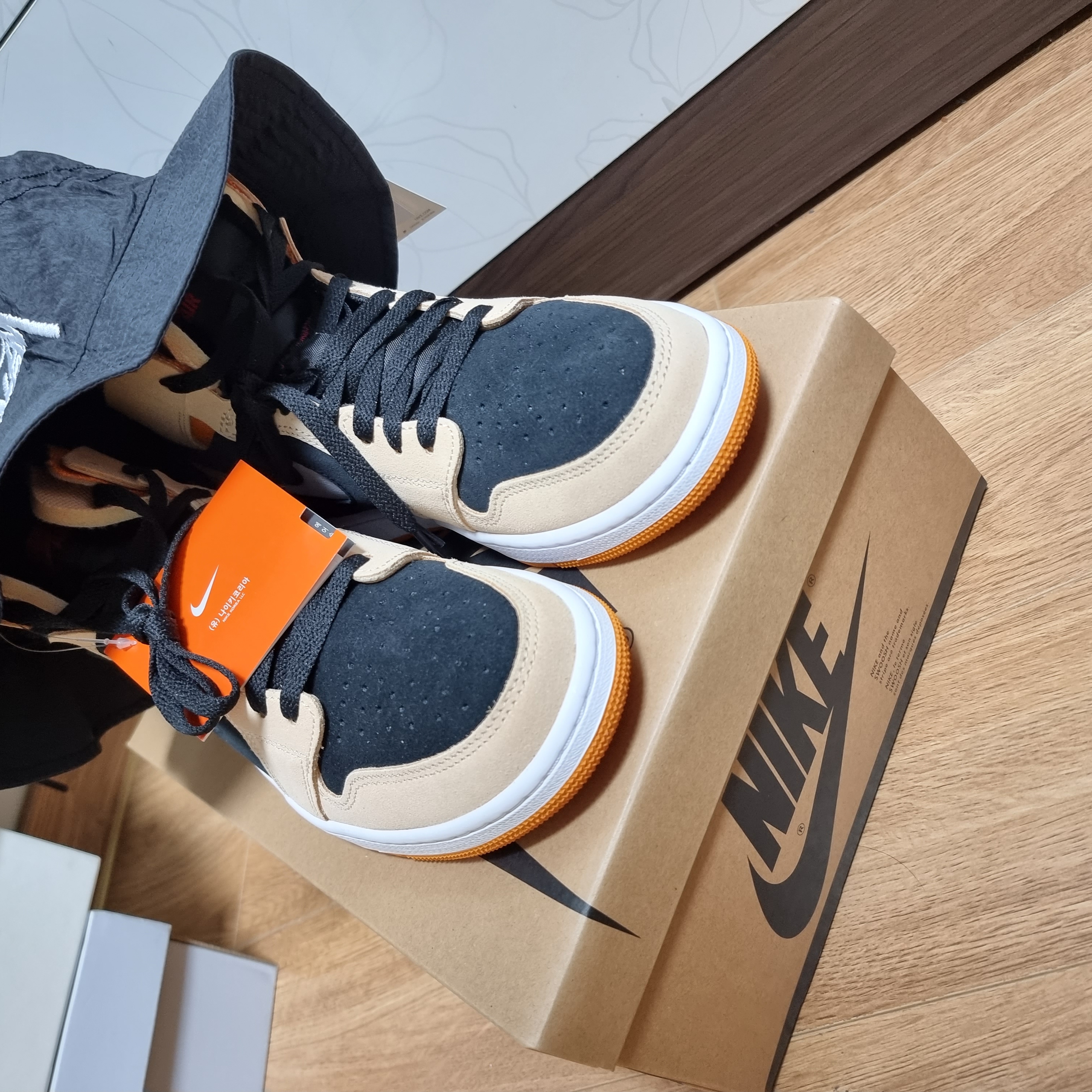 Jordan 1 Zoom Air CMFT Pumpkin Spice, Nike x Stussy Bucket Hat Black 착용 스타일