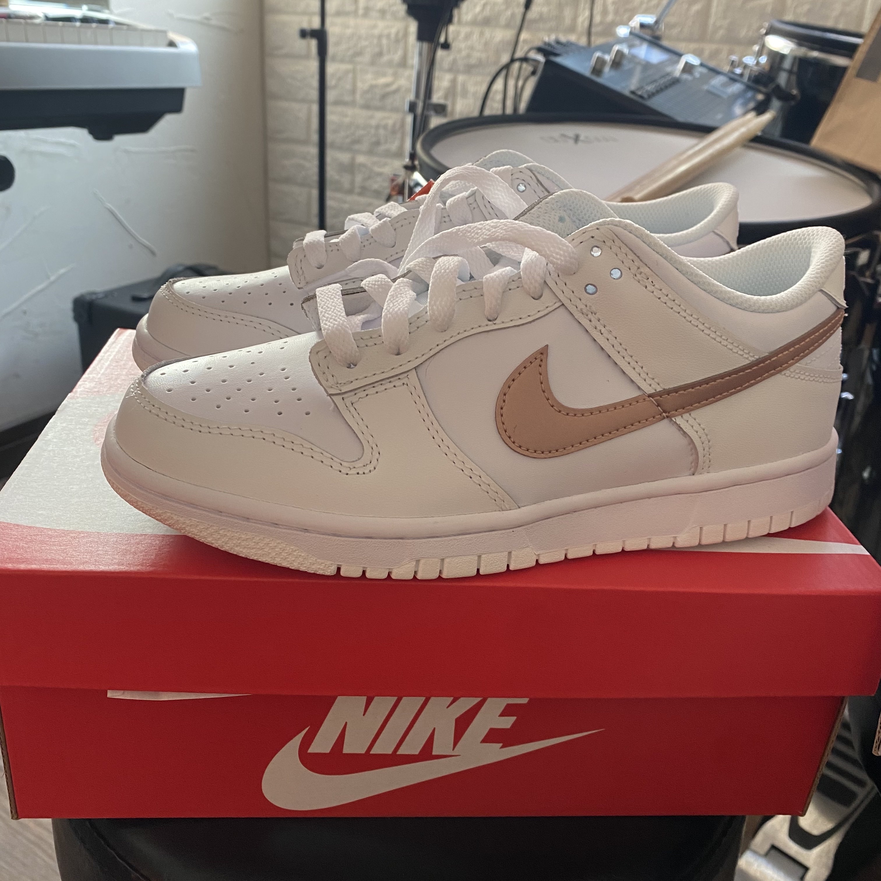 (GS) Nike Dunk Low White Rose Pink 착용 스타일 - 1