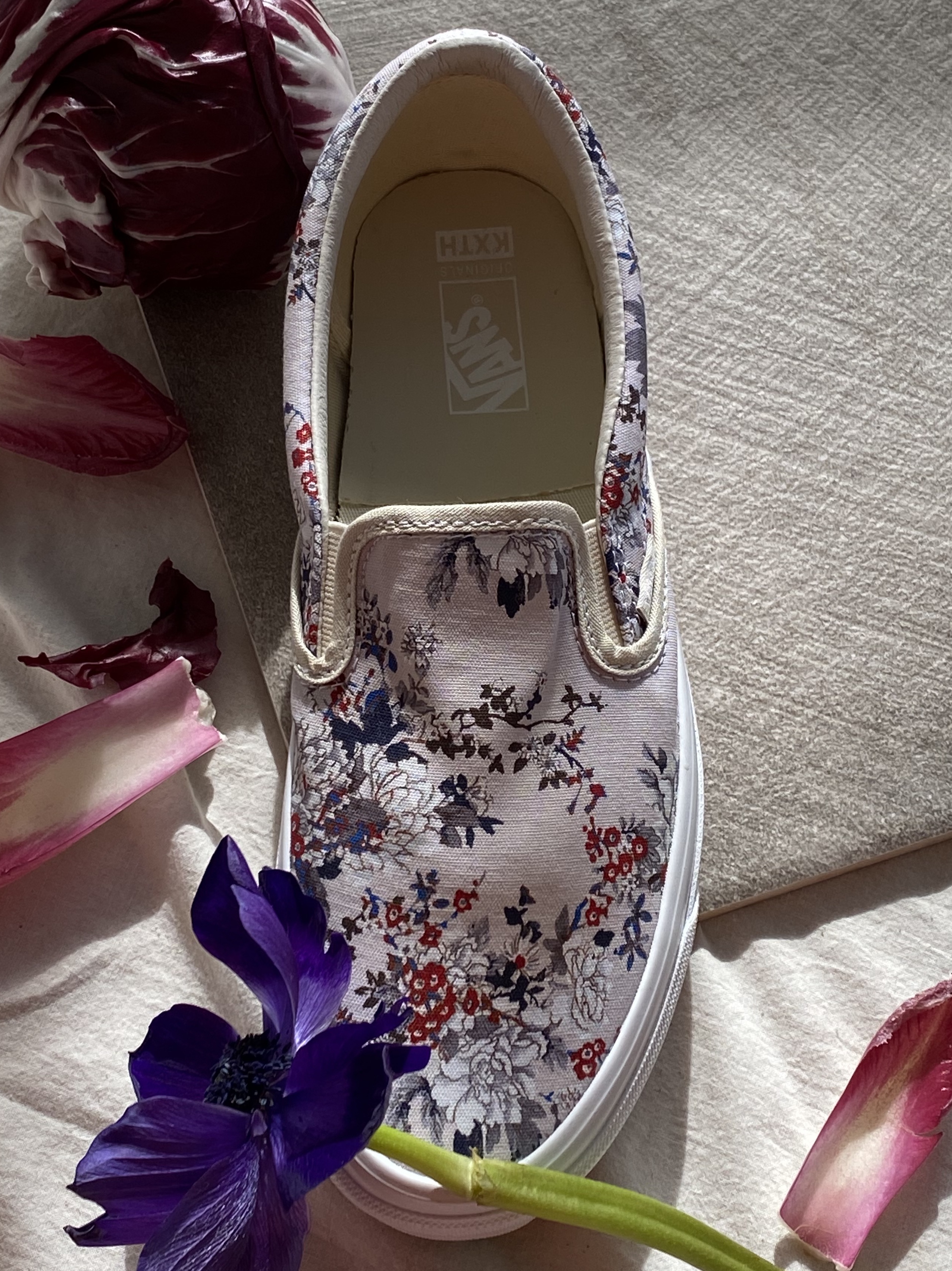 Vans Vault x Kith 10th Anniversary OG Classic Slip-On LX Floral Turtledove 착용 스타일 - 5