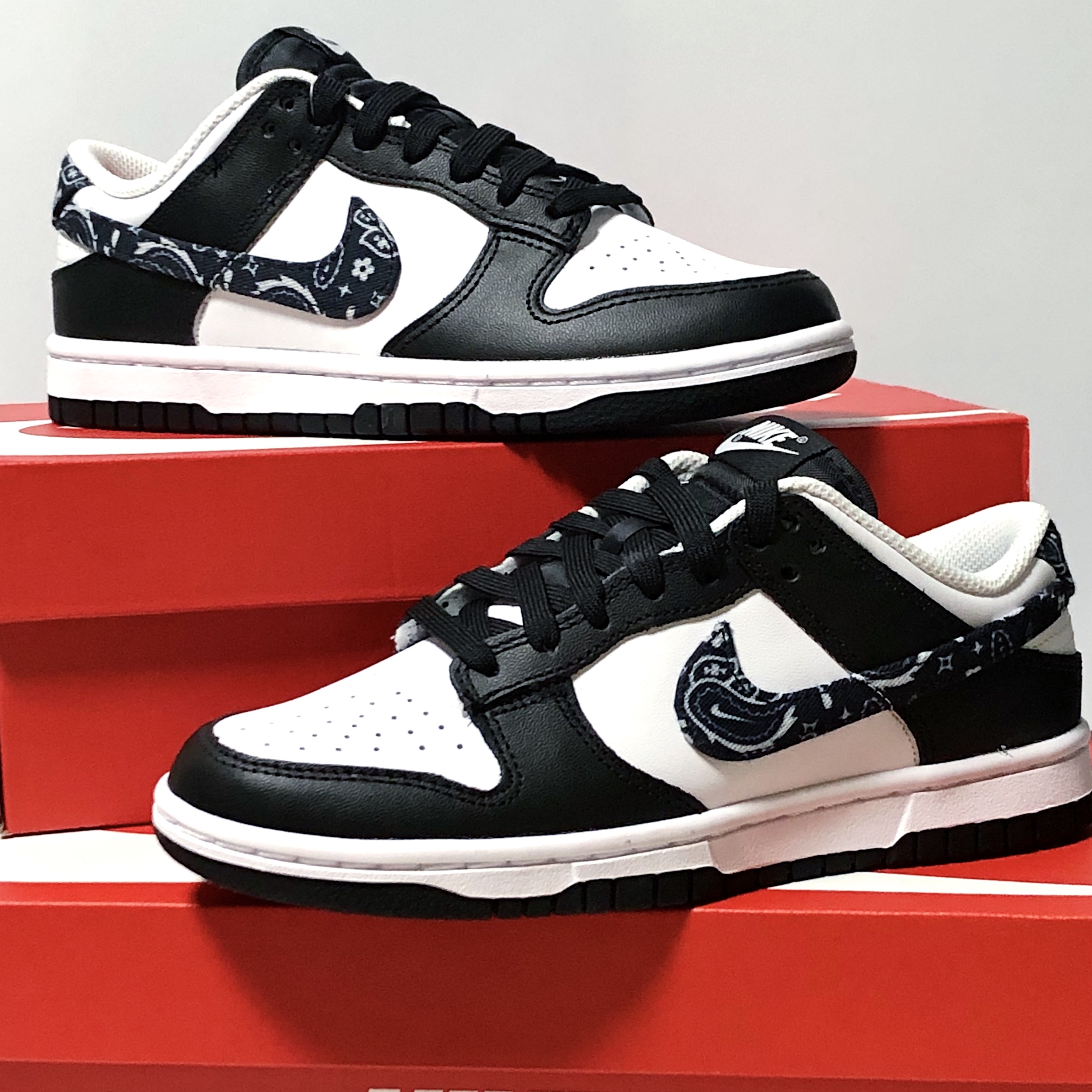 (W) Nike Dunk Low Essential Black Paisley 착용 스타일