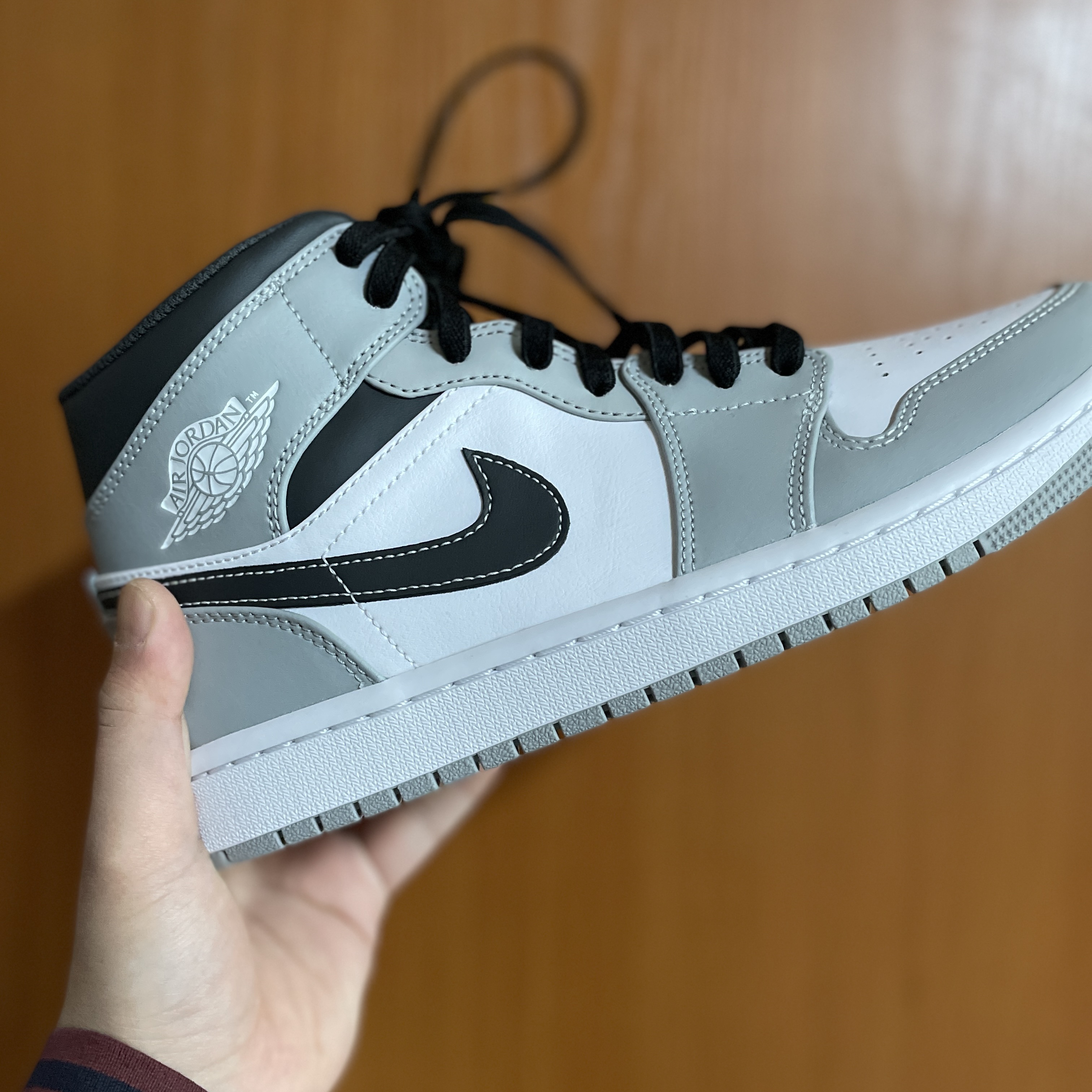 Jordan 1 Mid Light Smoke Grey Anthracite 착용 스타일 - 1