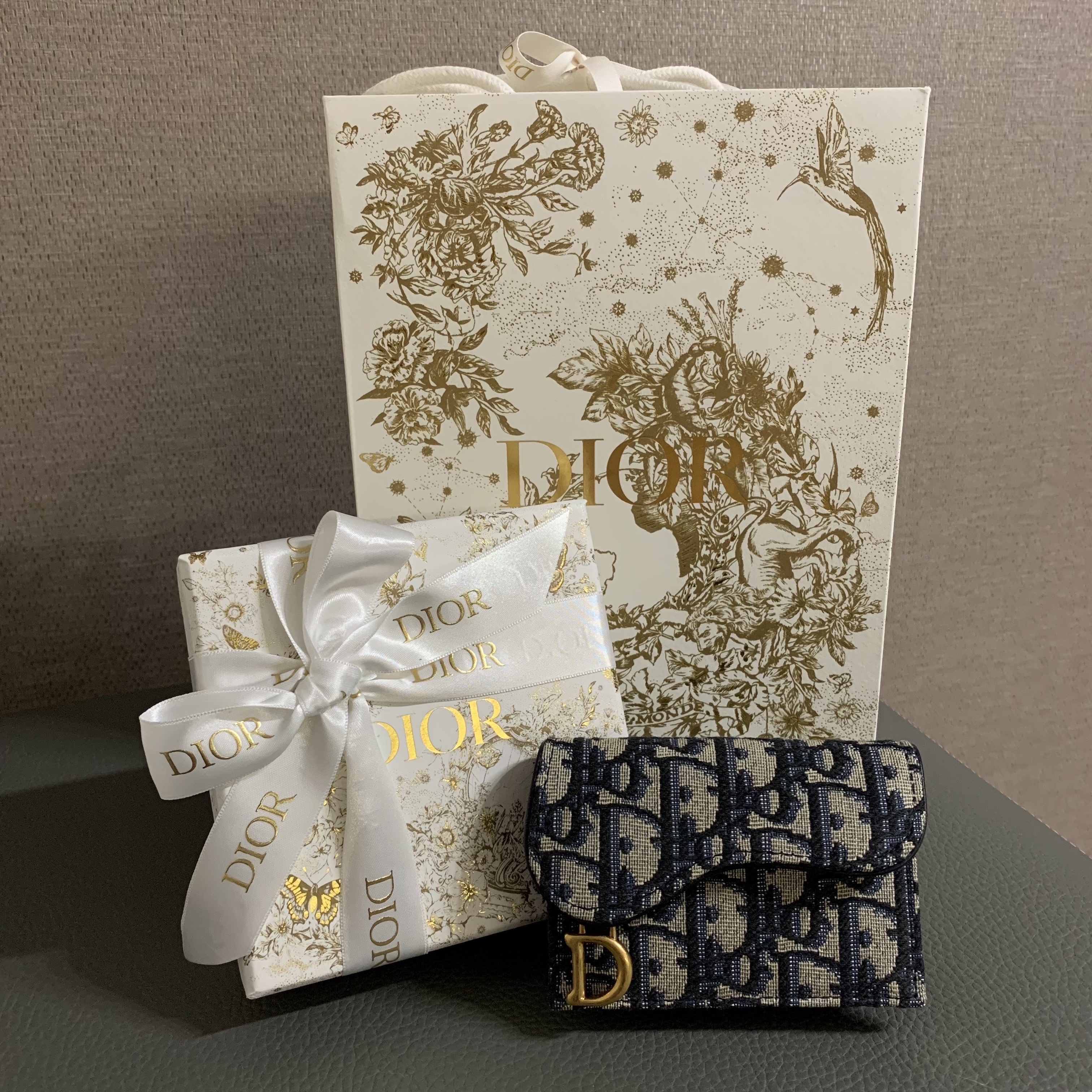 Dior Saddle Flap Card Holder Blue Dior Oblique Jacquard 착용 스타일 - 1