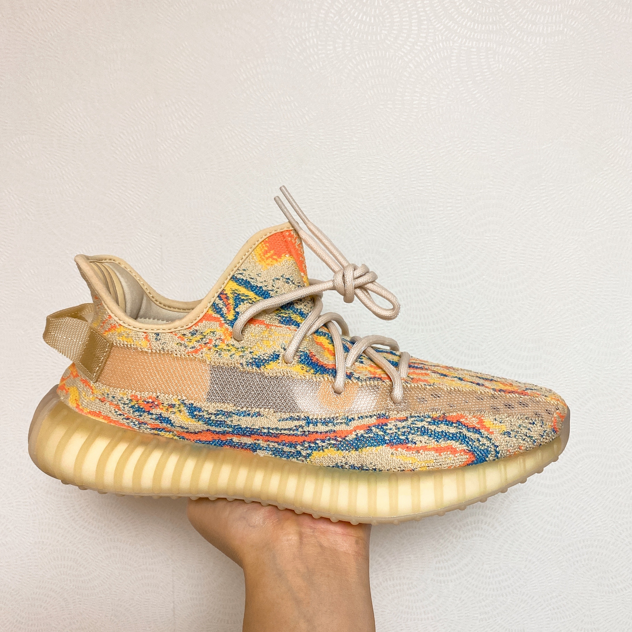 Adidas Yeezy Boost 350 V2 MX Oat 착용 스타일 - 3