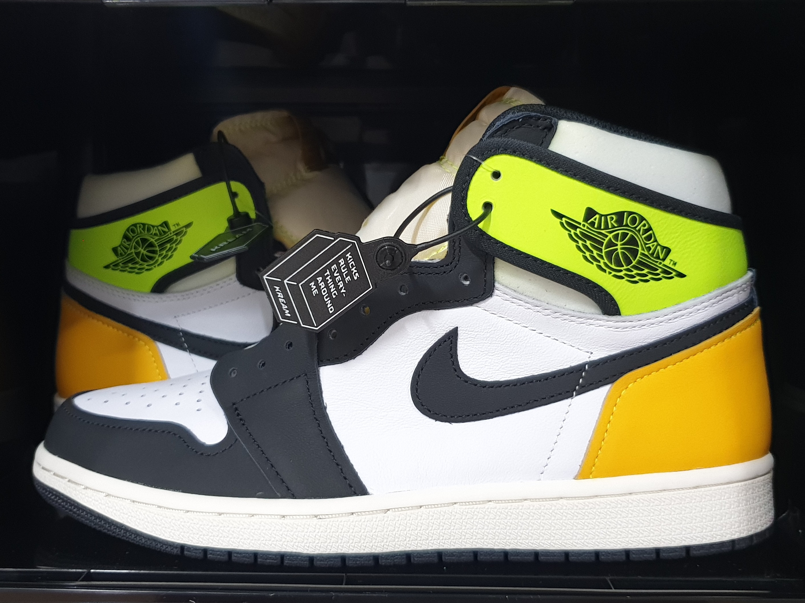 Jordan 1 Retro High OG Volt Gold 착용 스타일