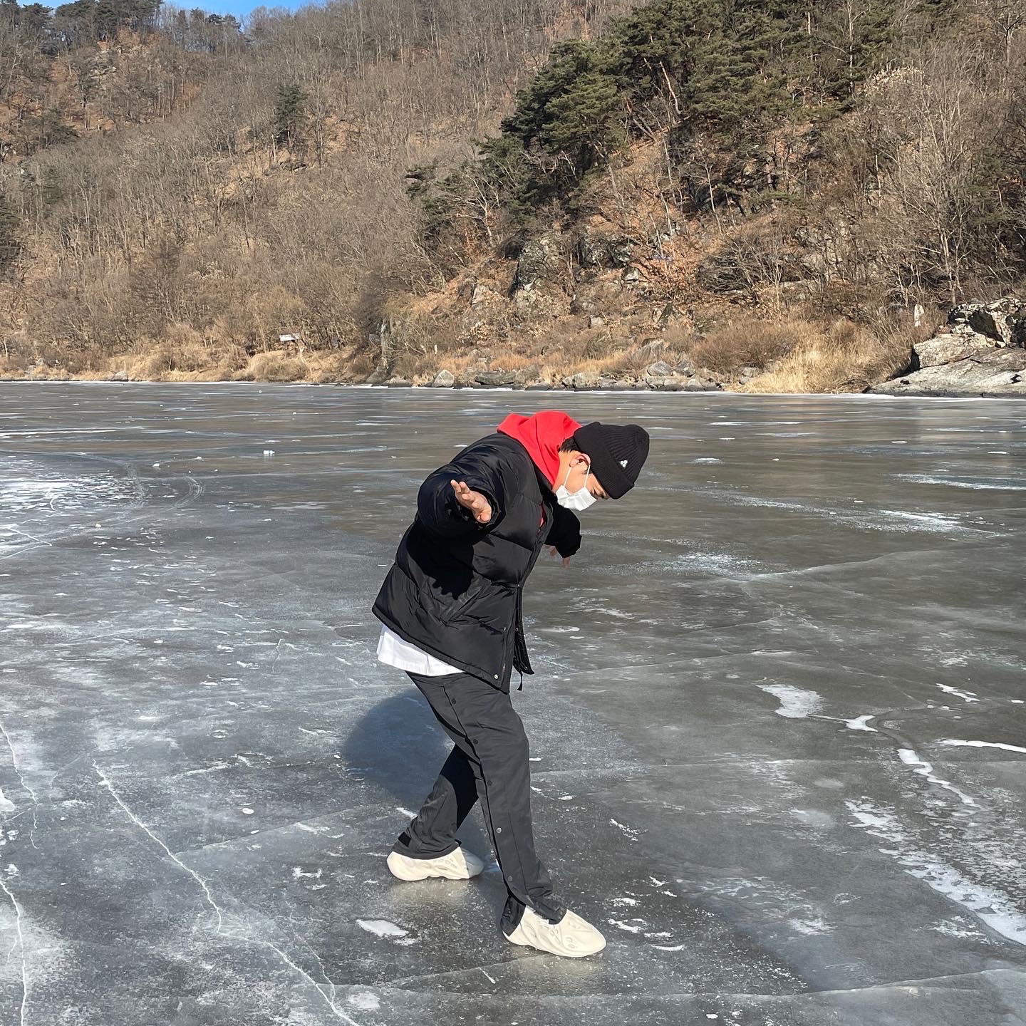 Adidas Yeezy Foam RNNR Ararat, Nike x Fear of God Warm Up Pants Off Noir 착용 스타일