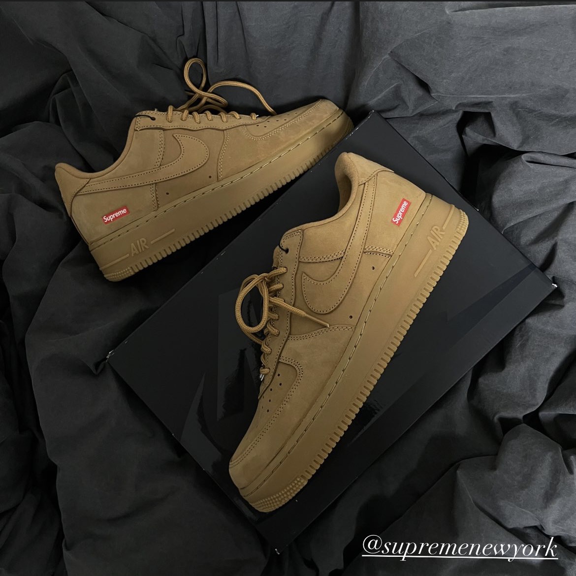 Nike x Supreme Air Force 1 Low Flax 착용 스타일
