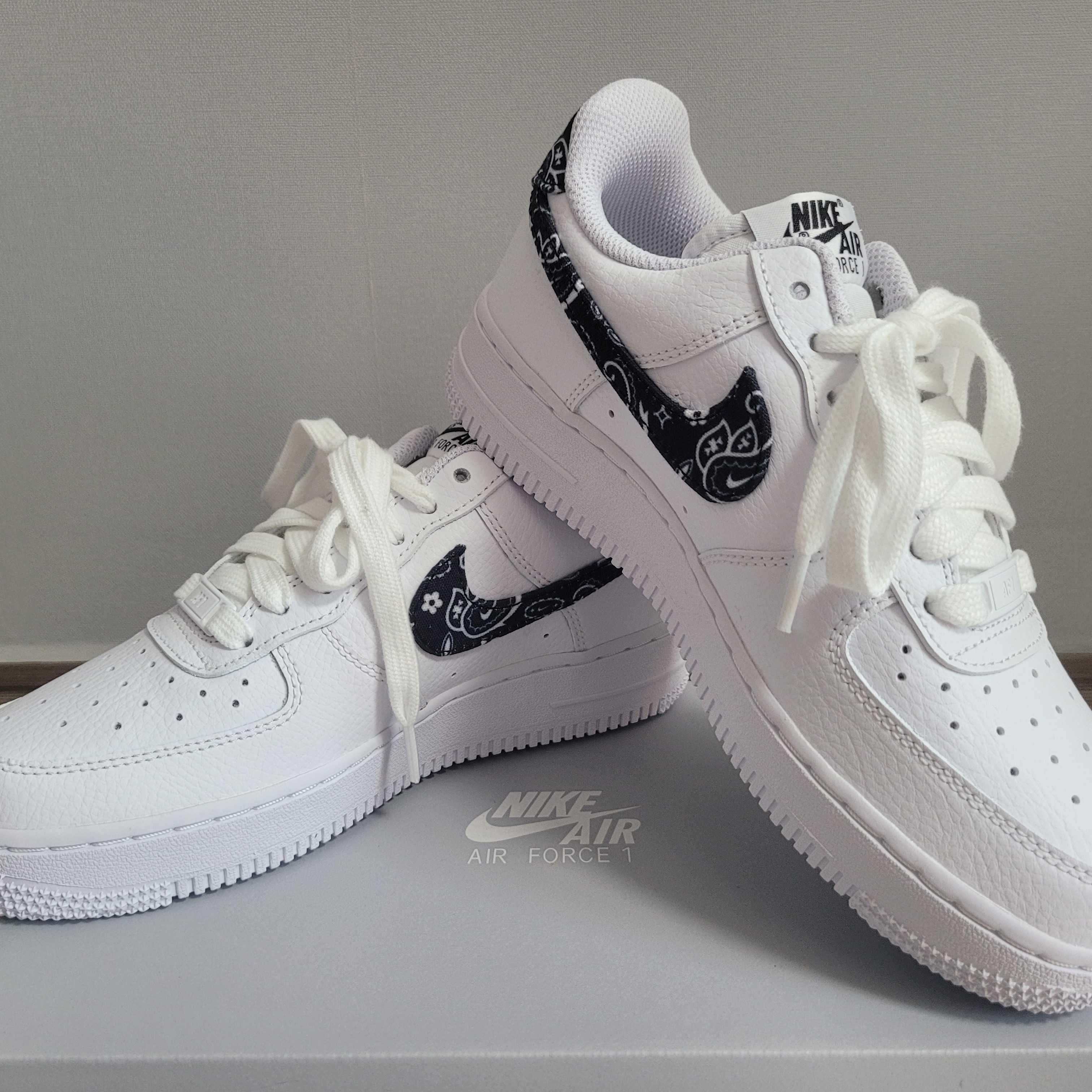 (W) Nike Air Force 1 '07 Essential Paisley Swoosh White Black 착용 스타일