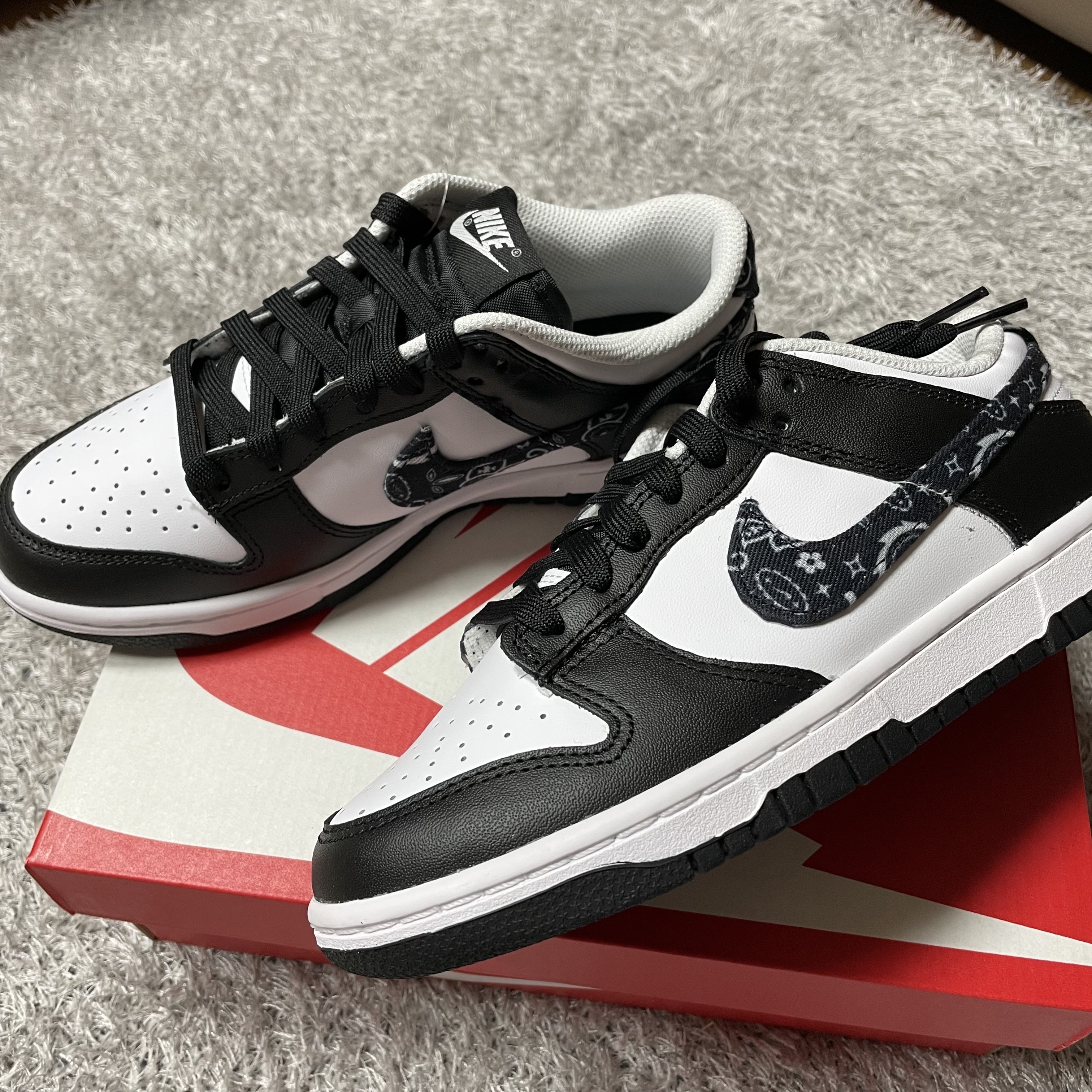 (W) Nike Dunk Low Essential Black Paisley 착용 스타일