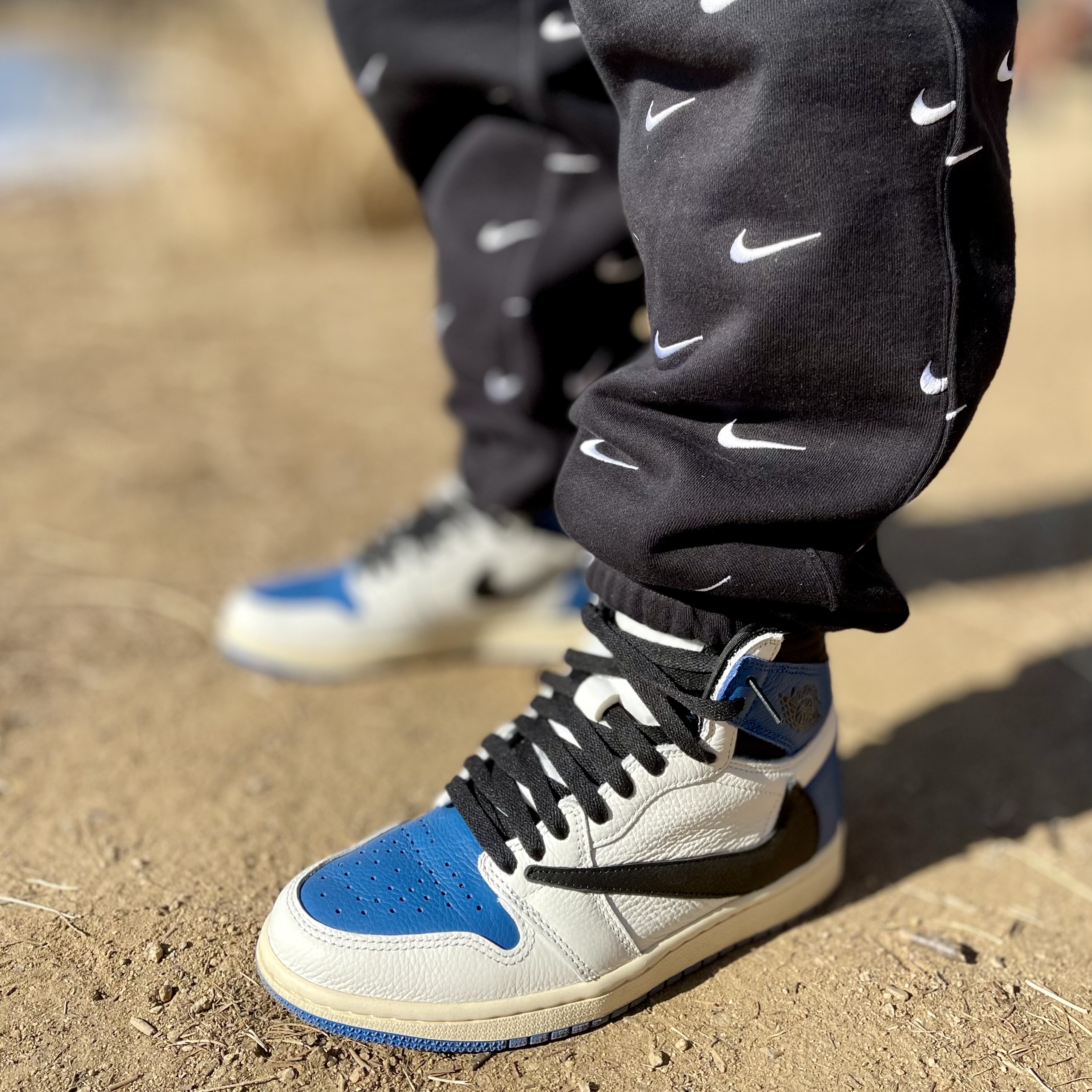 Jordan 1 x Travis Scott x Fragment Retro High OG SP Military Blue 착용 스타일