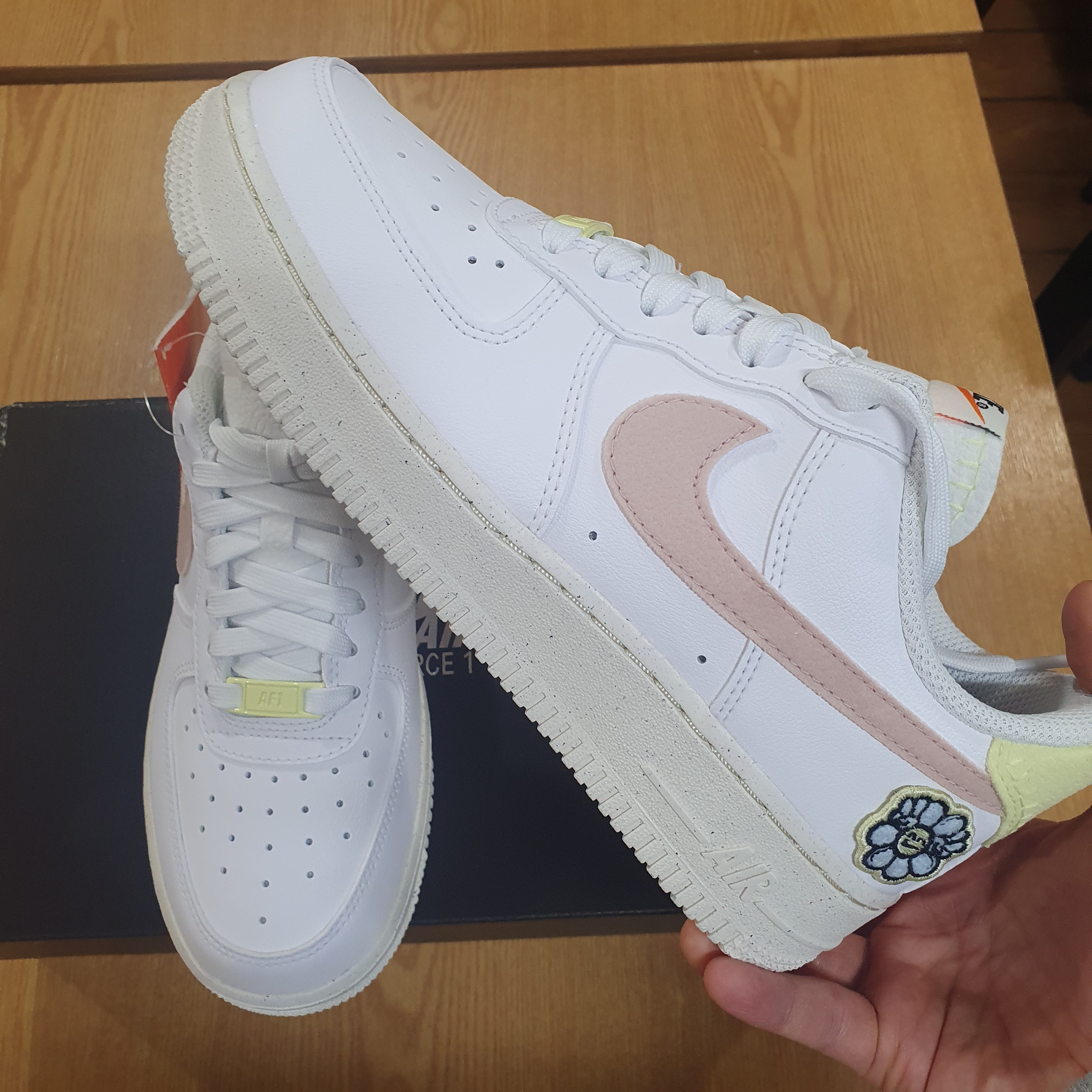 (W) Nike Air Force 1 '07 SE Next Nature White Pink Oxford 착용 스타일 - 4
