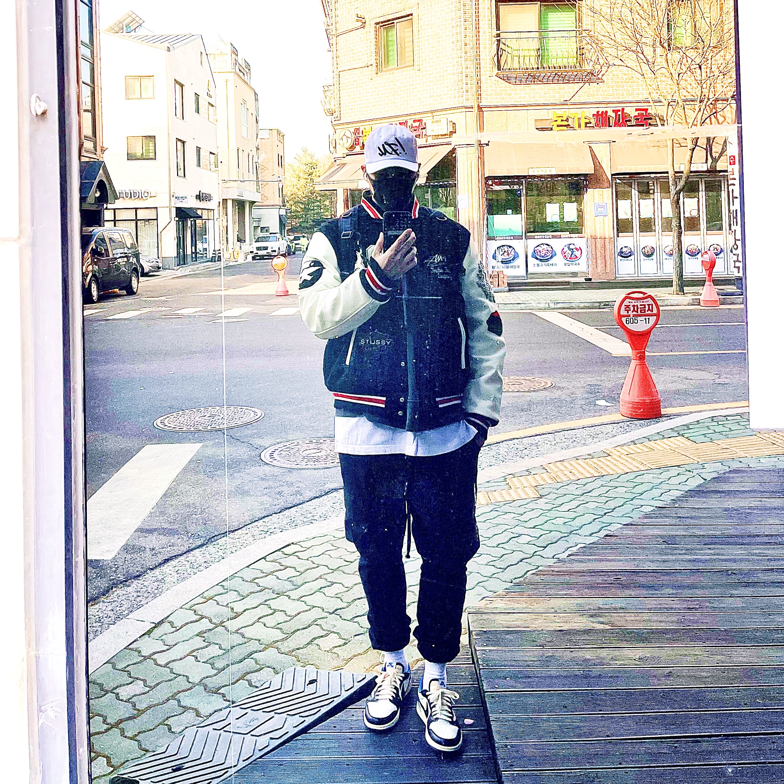 Darkr8m Studio x MF Ball Cap White, Stussy x Our Legacy x Denim Tears TTL Varsity Jacket Black 착용 스타일