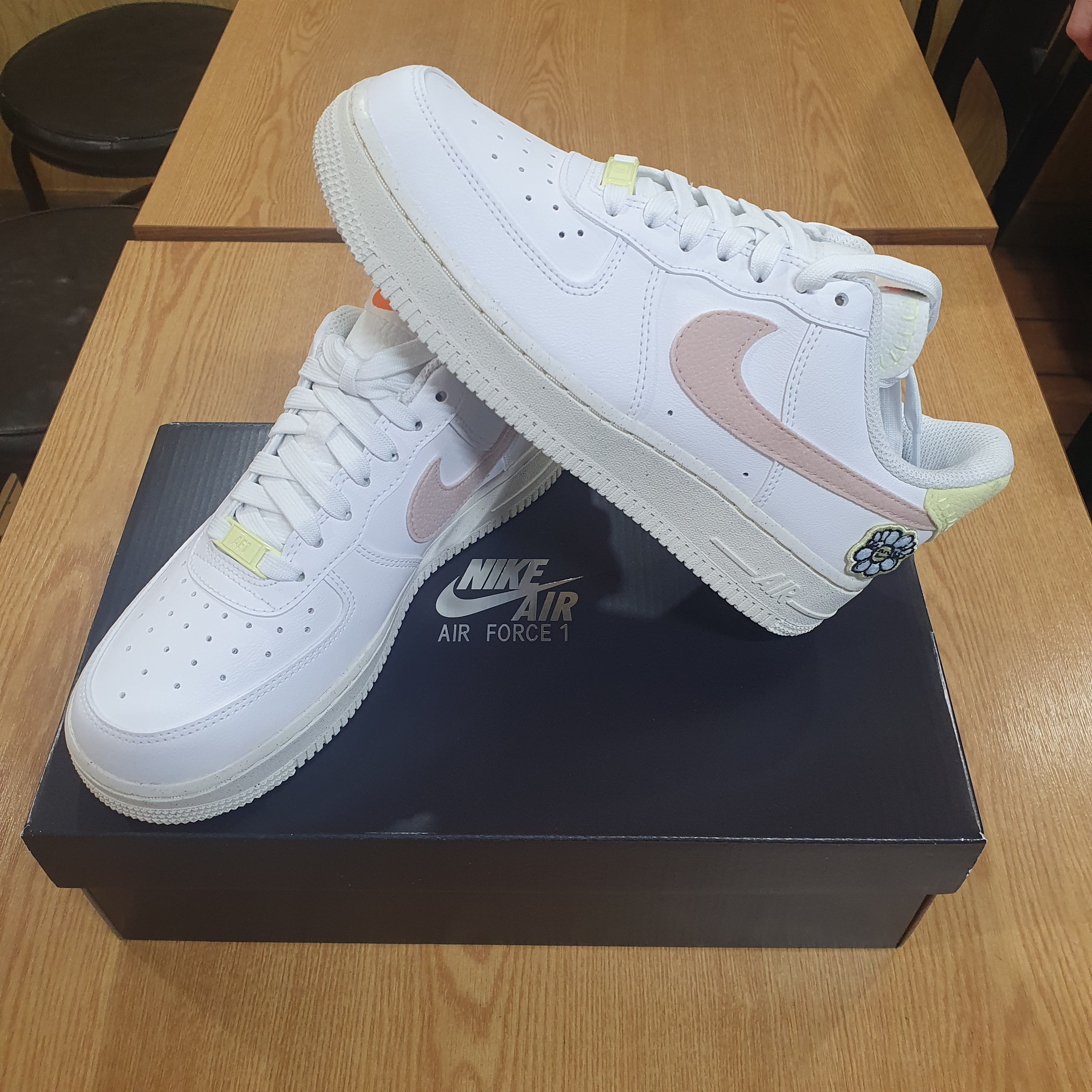 (W) Nike Air Force 1 '07 SE Next Nature White Pink Oxford 착용 스타일 - 1