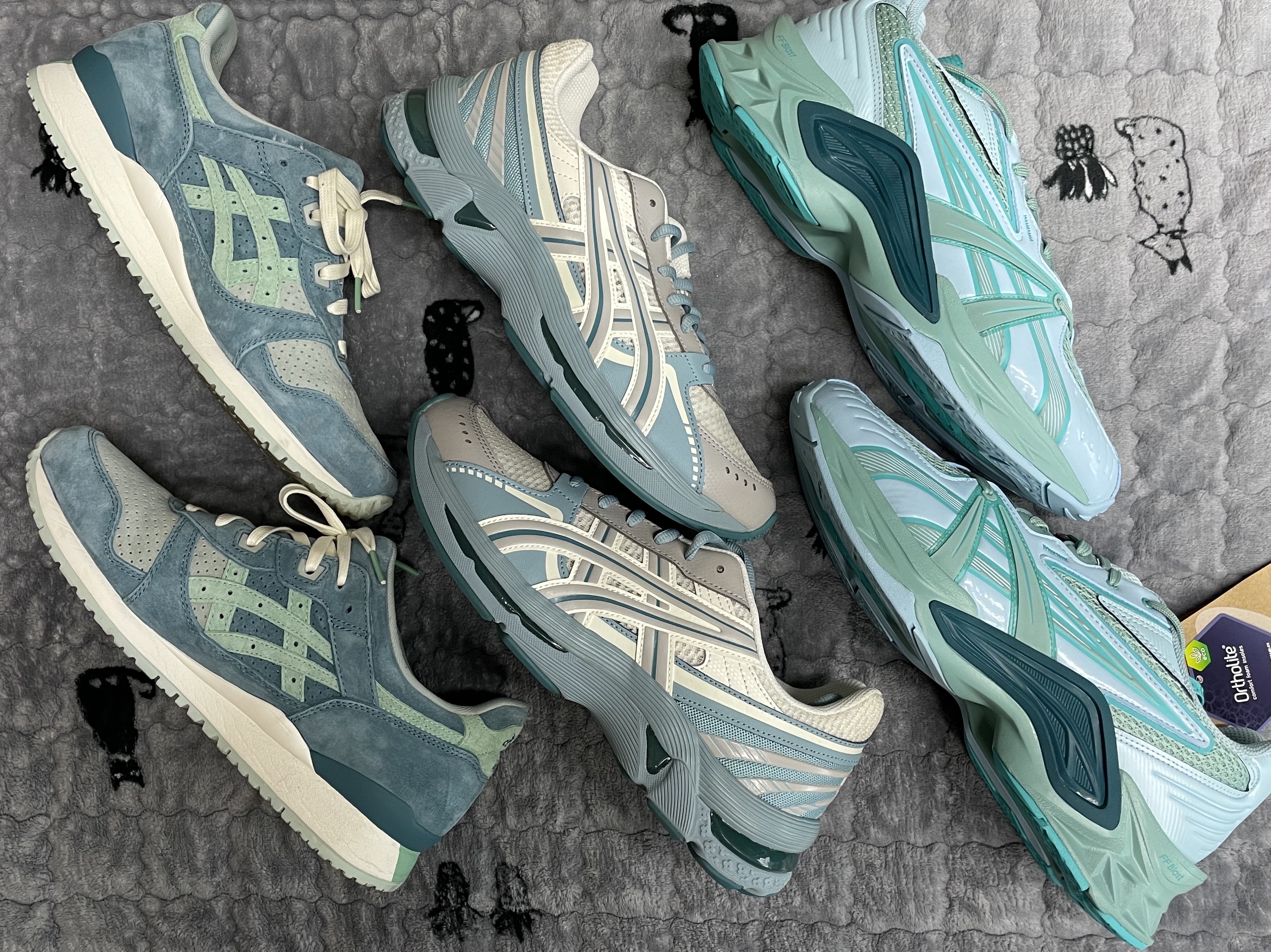 Asics HN2-S Protoblast Shaded Spruce, Asics Gel-Kyrios Cream Oyster Grey 착용 스타일 - 1