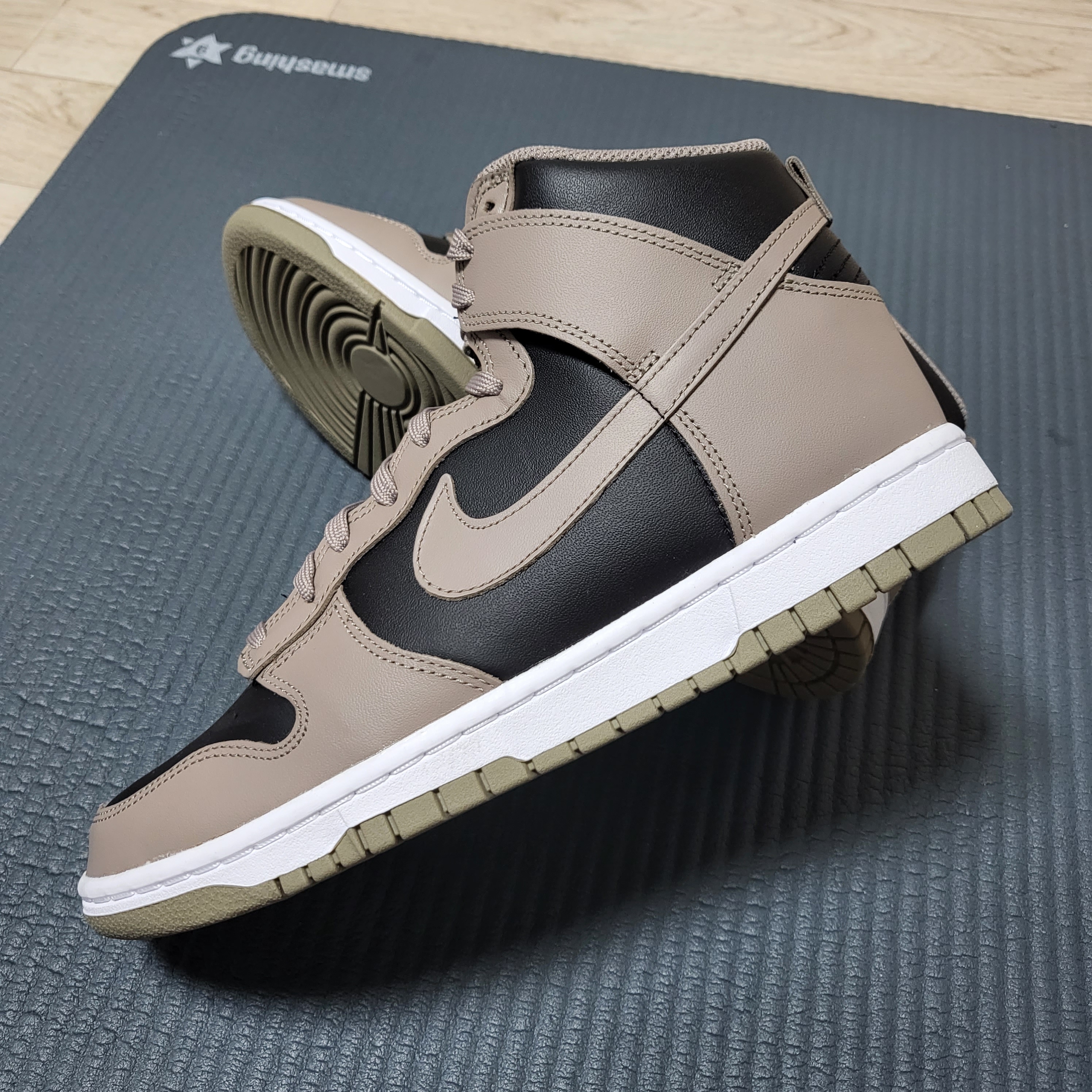 (W) Nike Dunk High Moon Fossil 착용 스타일 - 1