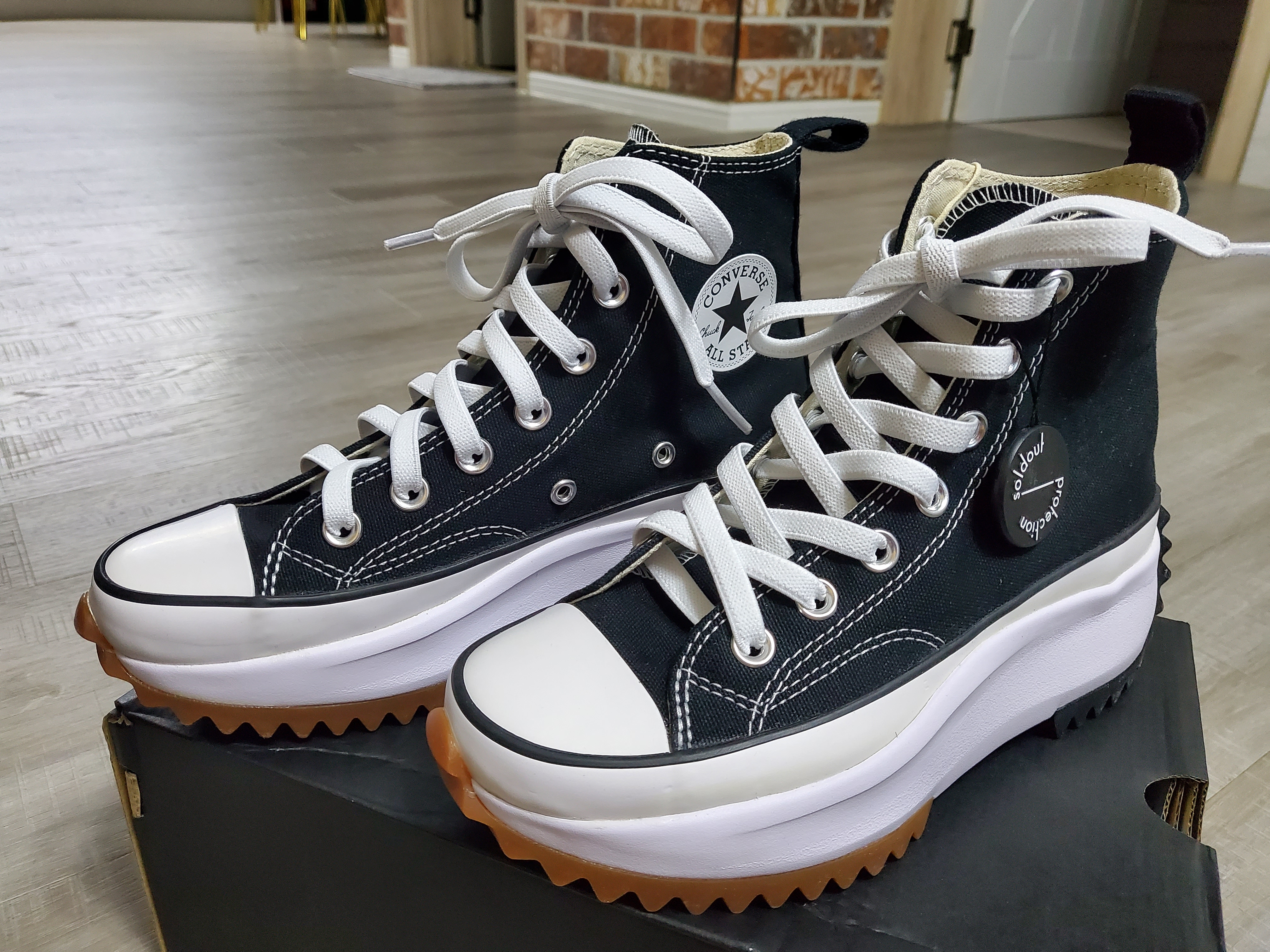 Converse Run Star Hike Hi Black White Gum 착용 스타일 - 1