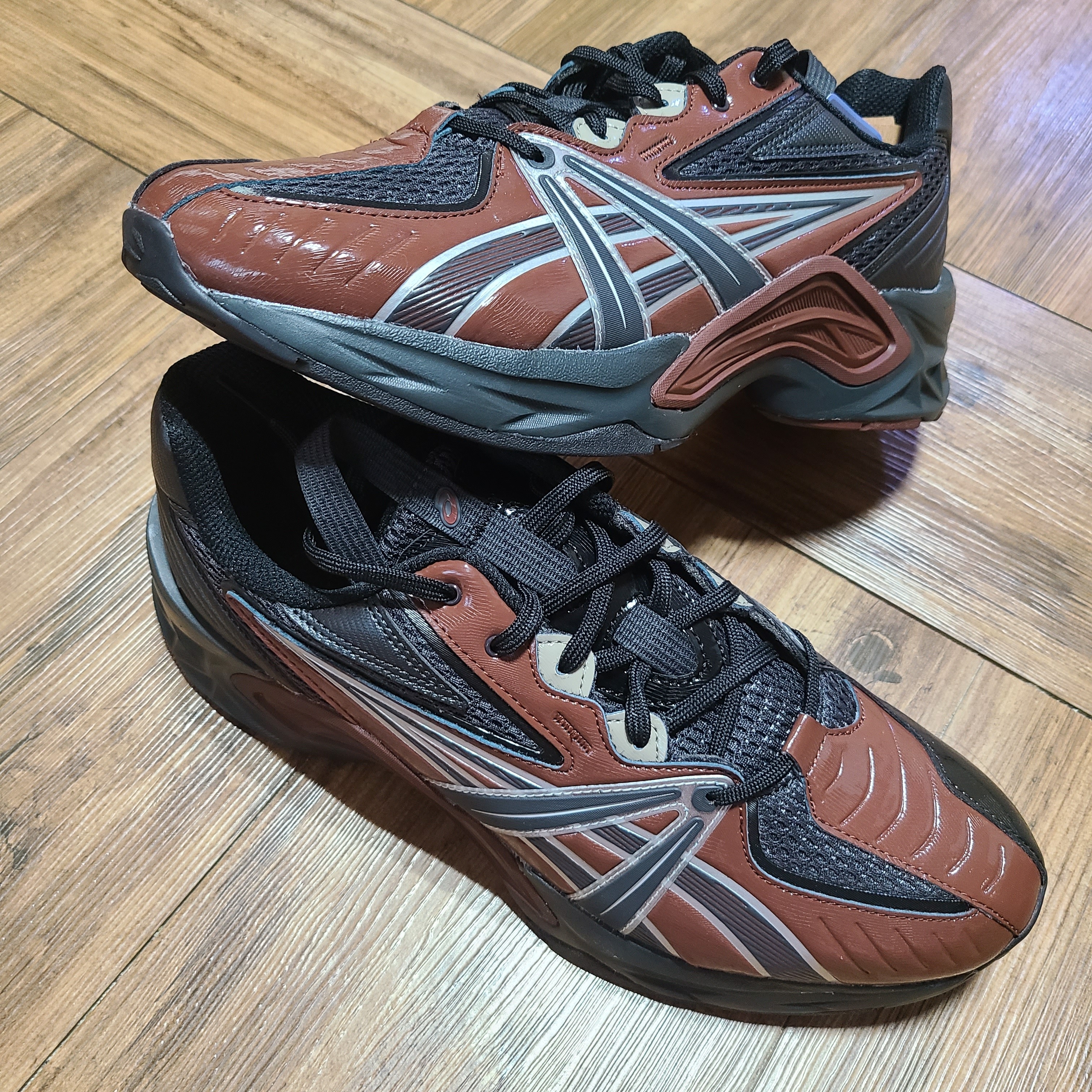 Asics HN2-S Protoblast Chocolate Brown 착용 스타일