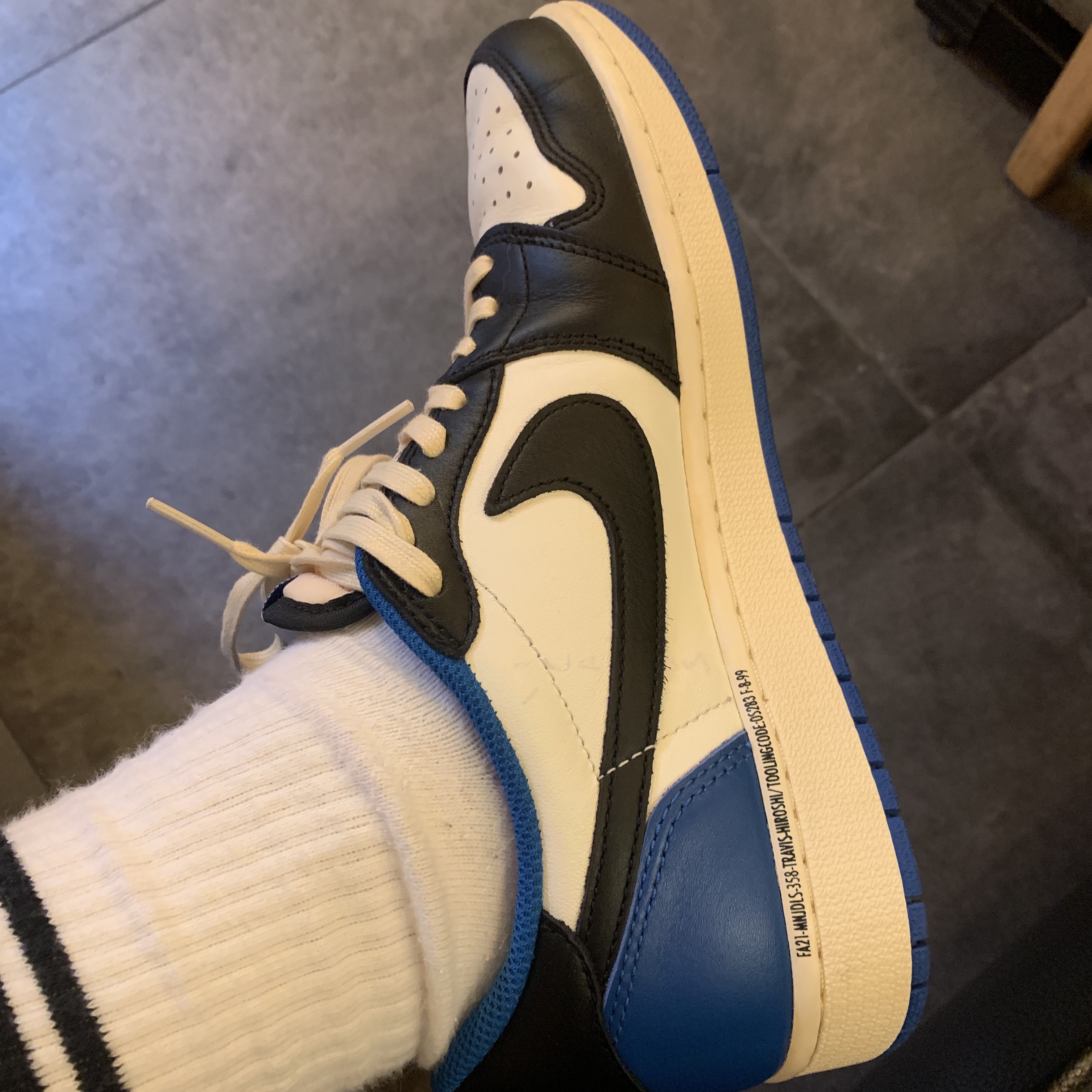 Jordan 1 x Travis Scott x Fragment Retro Low OG SP Military Blue 착용 스타일 - 1