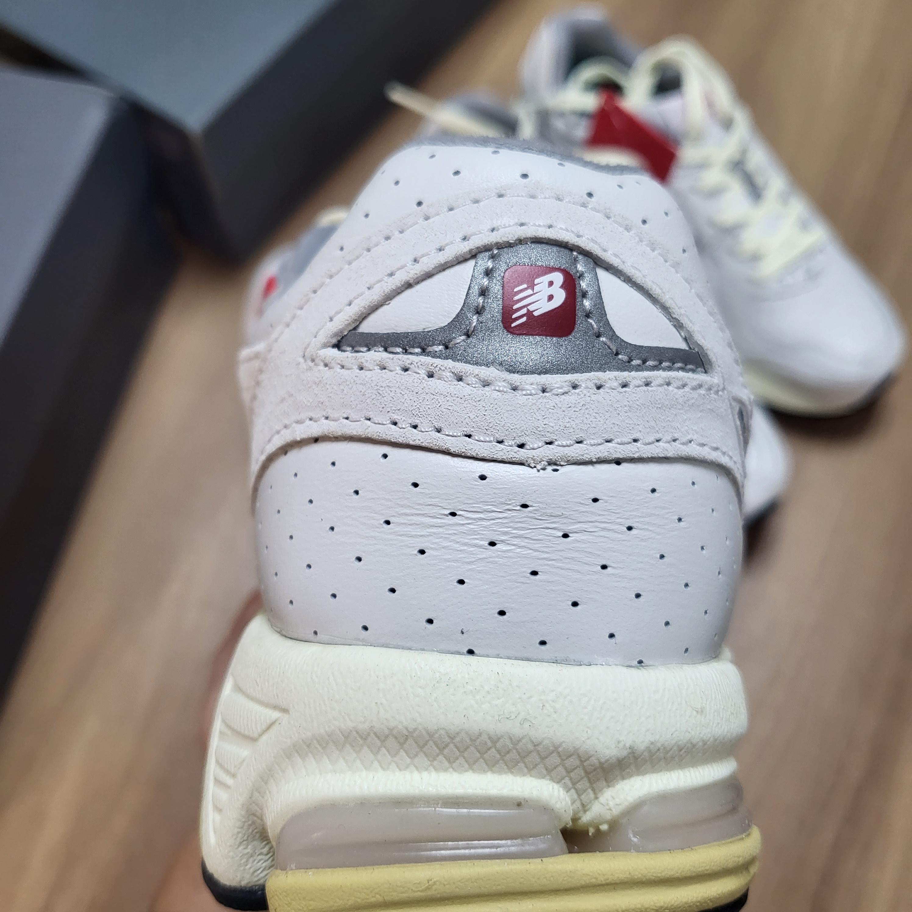 New Balance x Thisisneverthat 860v2 White 착용 스타일 - 5