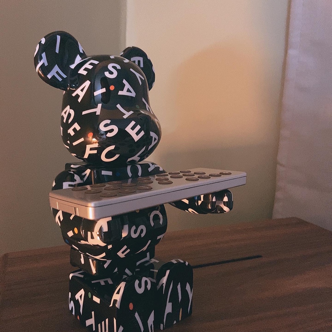 Bearbrick x Casetify 10th Anniversary 100% & 400% Set 착용 스타일 - 2