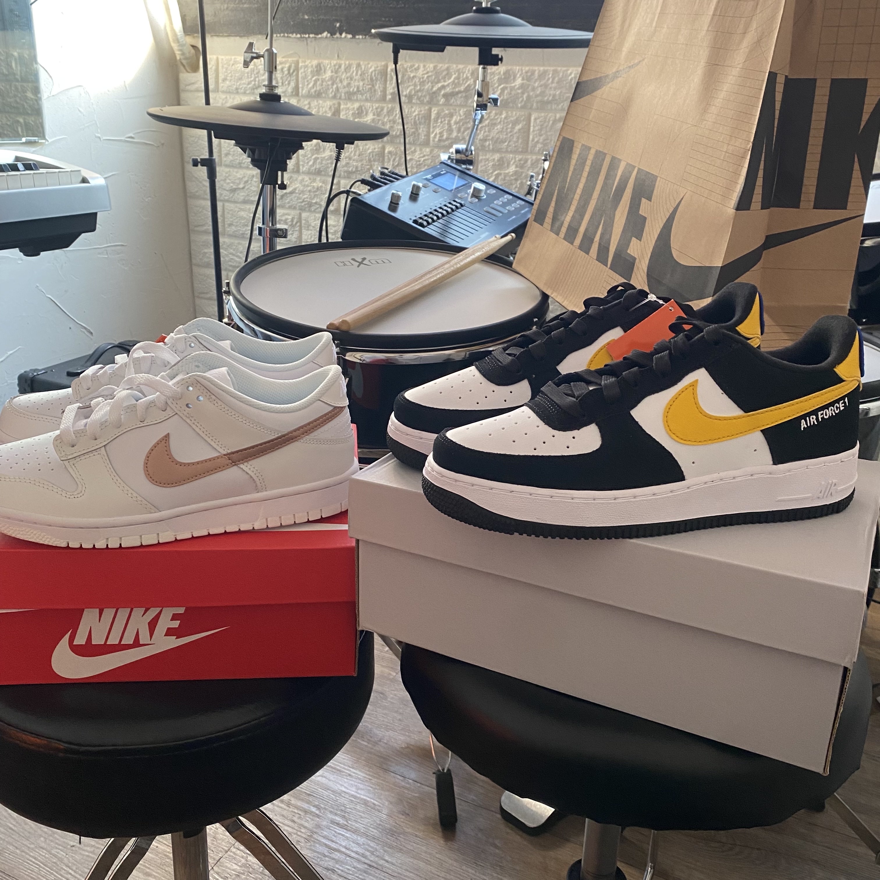(GS) Nike Dunk Low White Rose Pink, Nike Air Force 1 '07 LV8 Athletic Club Black Dark Sulfur 착용 스타일 - 1