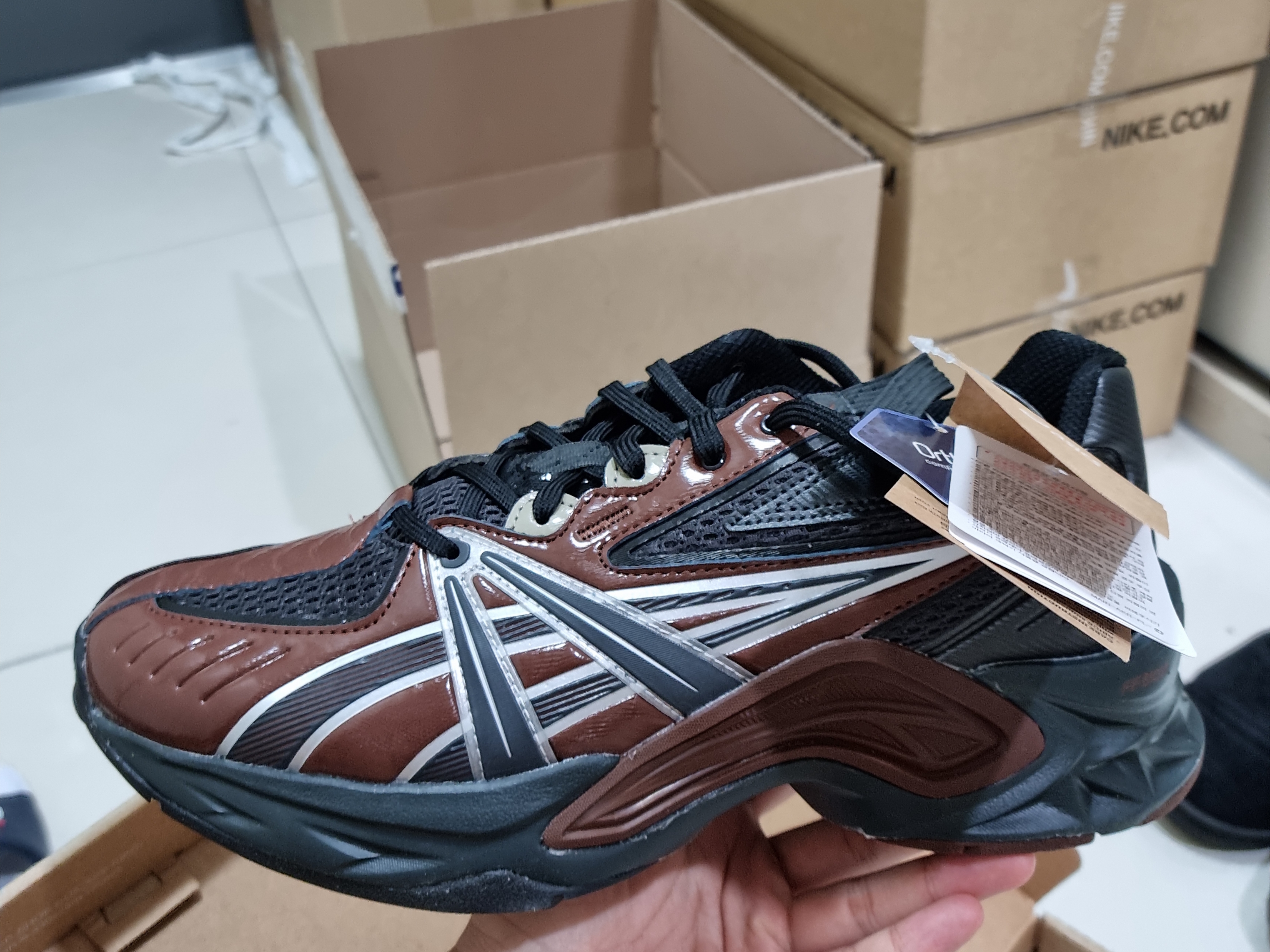 Asics HN2-S Protoblast Chocolate Brown 착용 스타일 - 2