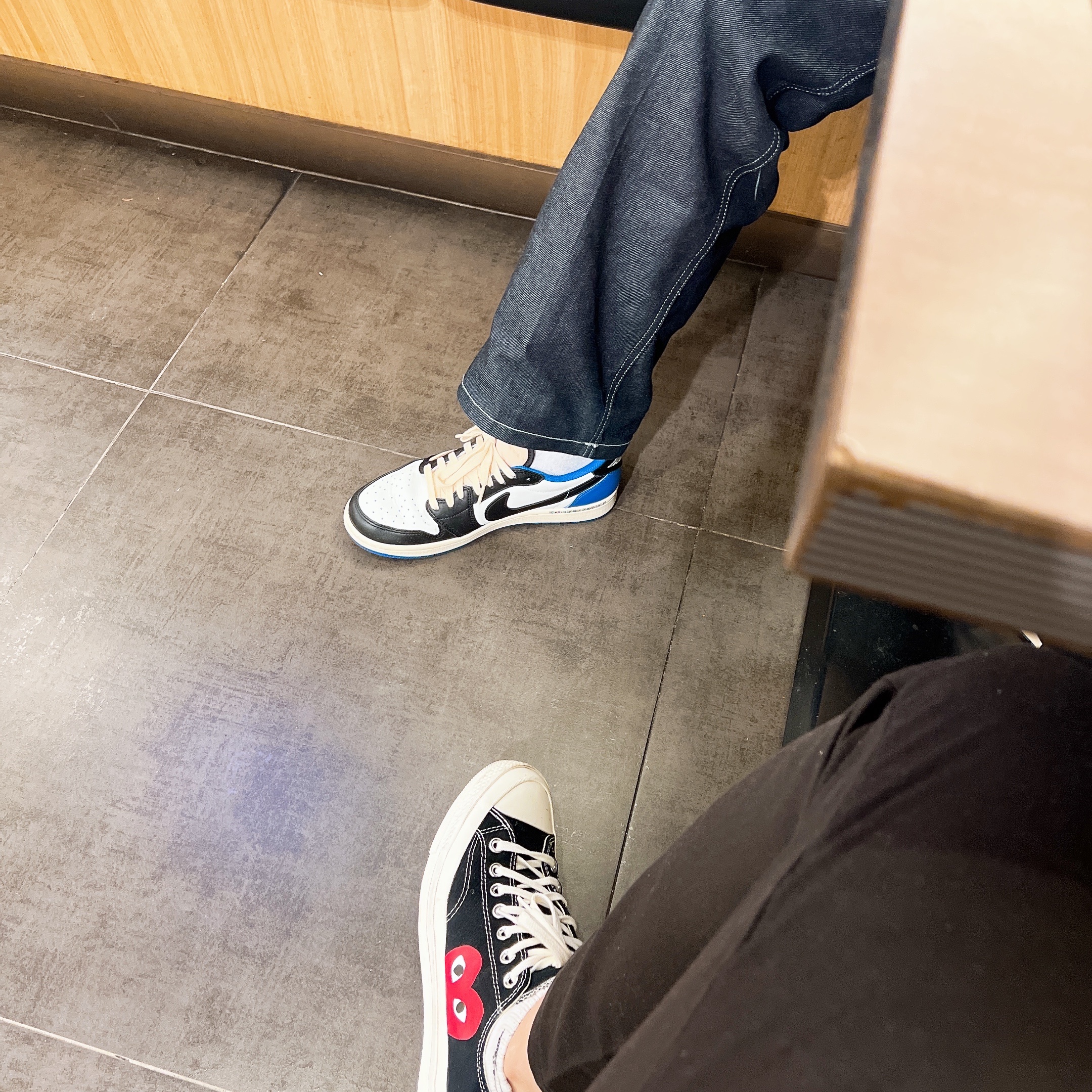 Converse x Play Comme des Garcons Chuck 70 Ox Black, Jordan 1 x Travis Scott x Fragment Retro Low OG SP Military Blue 착용 스타일