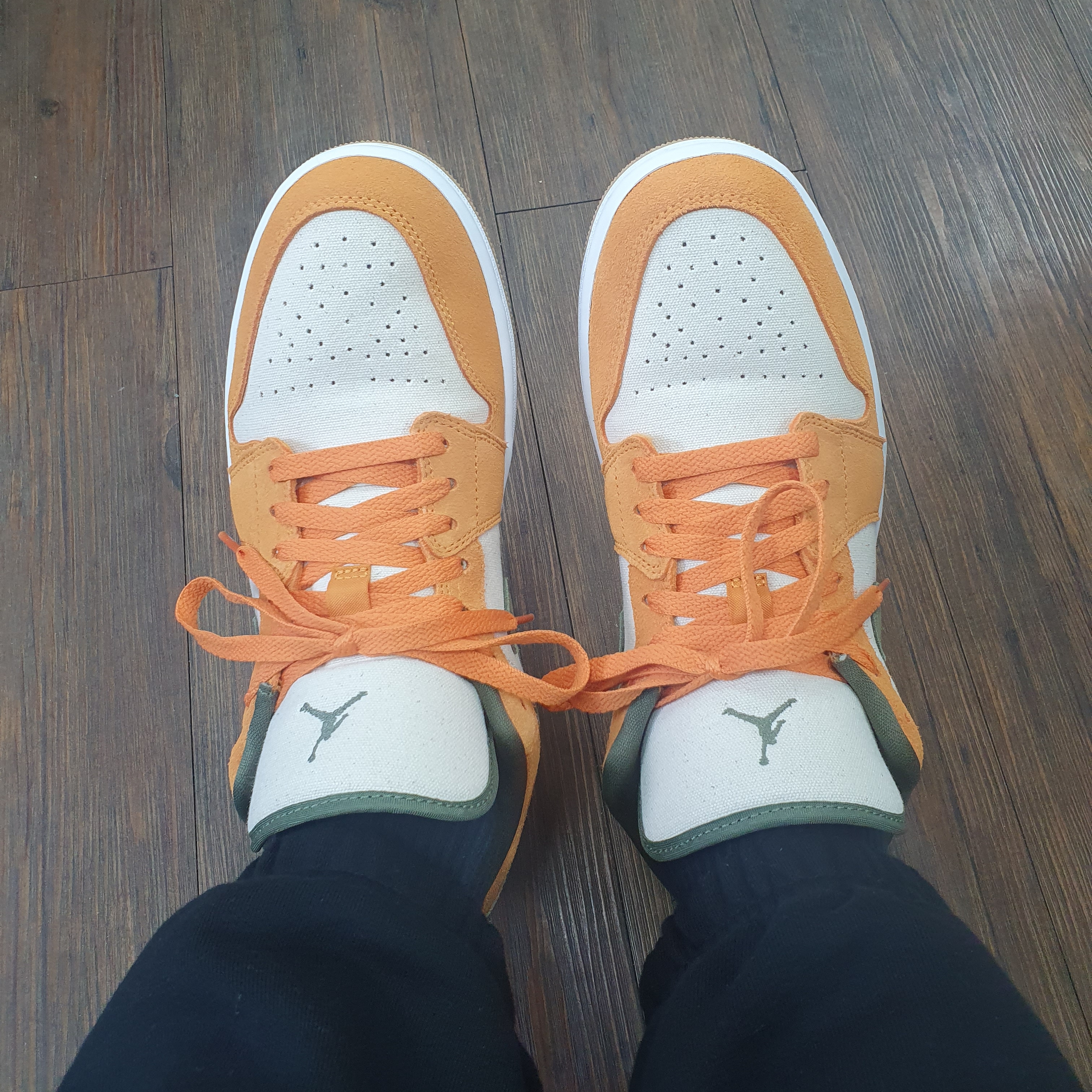 Jordan 1 Low SE Light Curry 착용 스타일 - 2