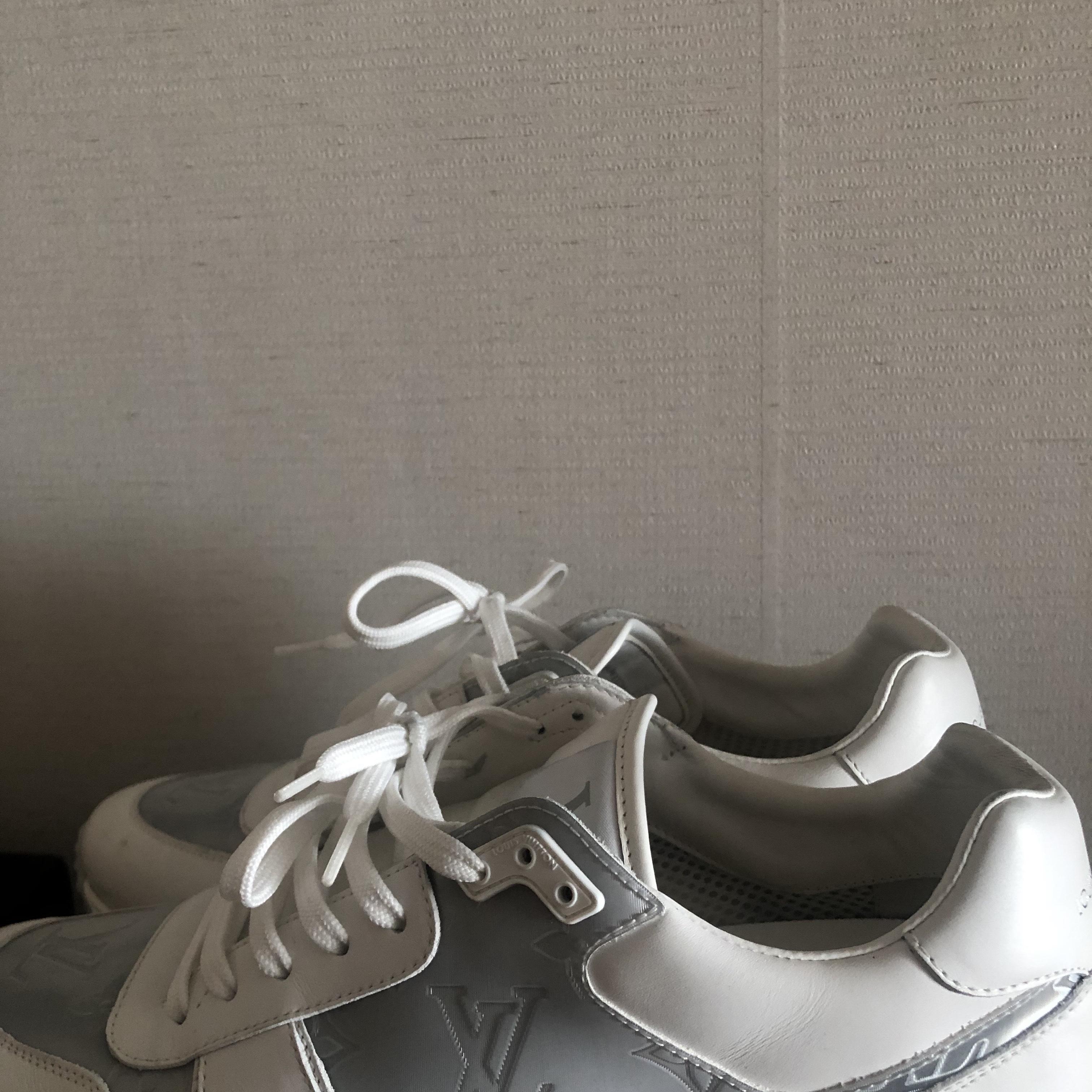 Louis Vuitton Rivoli Sneakers White Monogram 착용 스타일