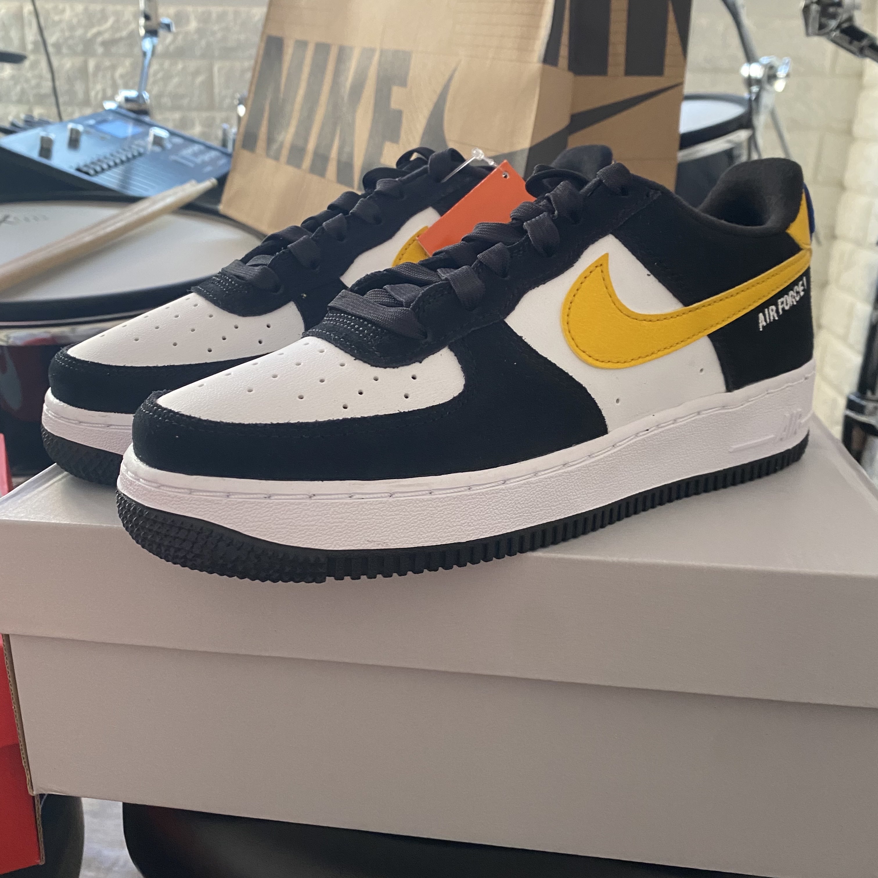 (GS) Nike Dunk Low White Rose Pink, Nike Air Force 1 '07 LV8 Athletic Club Black Dark Sulfur 착용 스타일 - 2