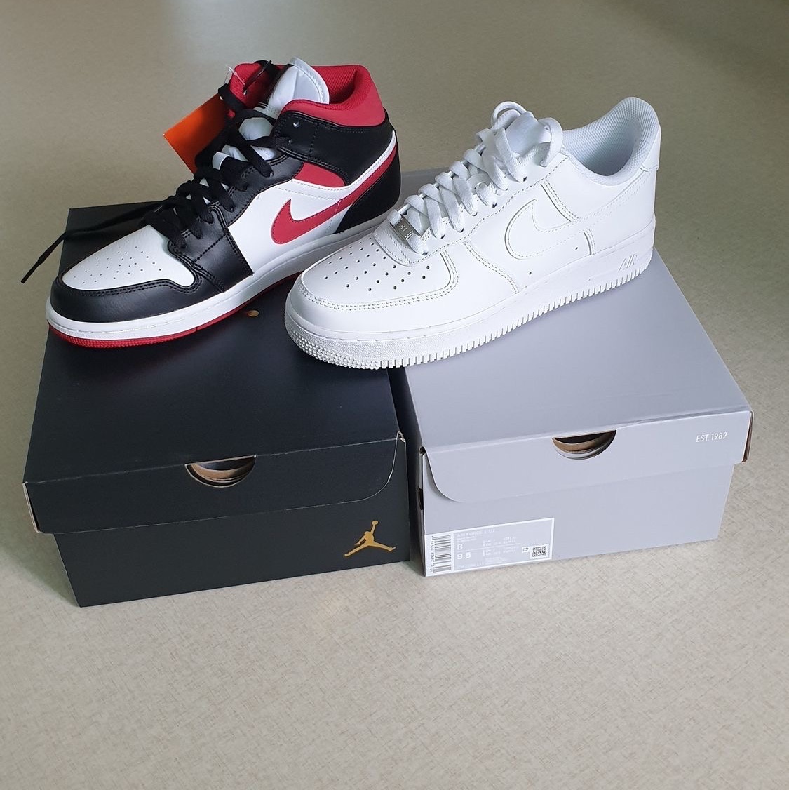 Jordan 1 Mid Gym Red Black White, Nike Air Force 1 '07 Low White 착용 스타일