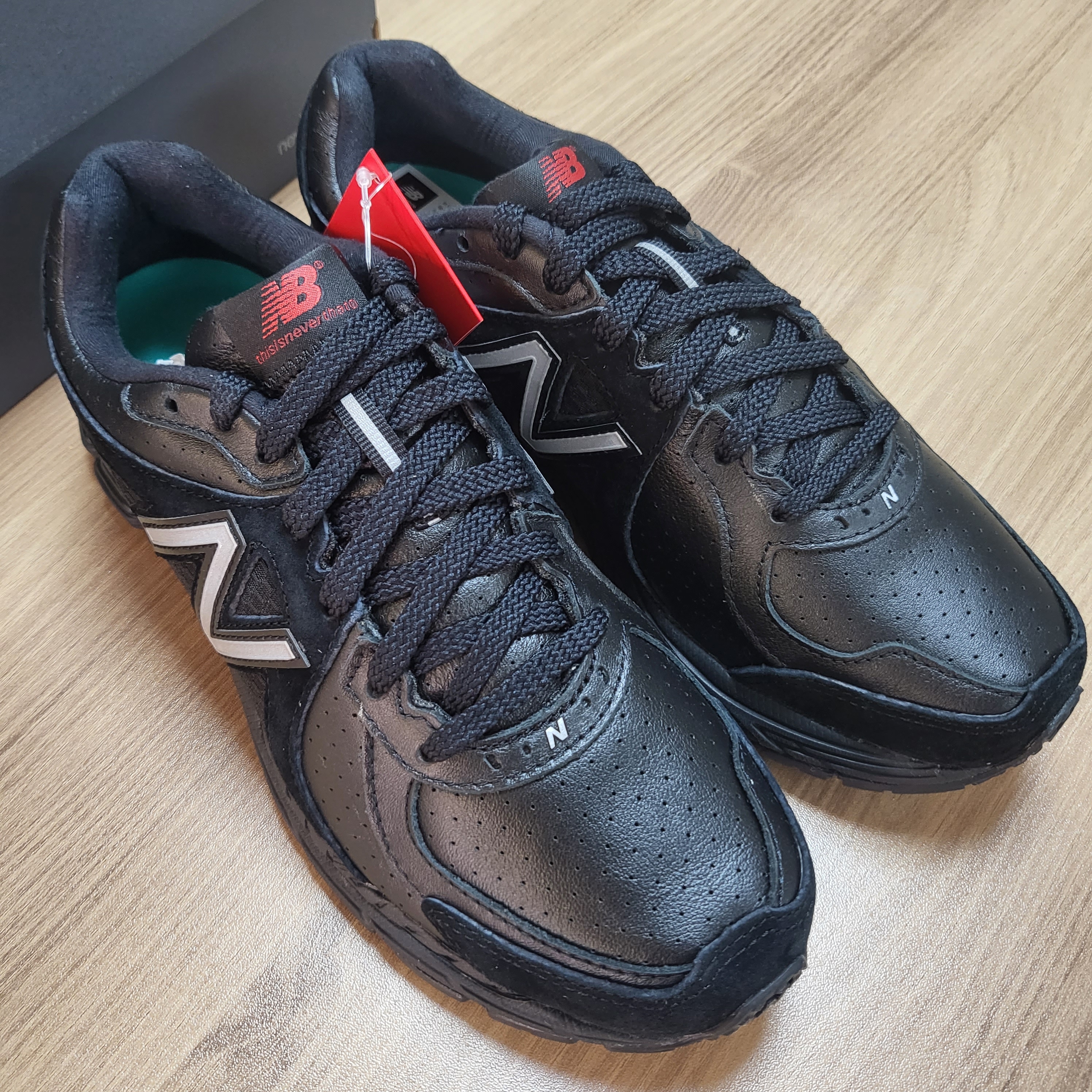 New Balance x Thisisneverthat 860v2 Black 착용 스타일 - 4