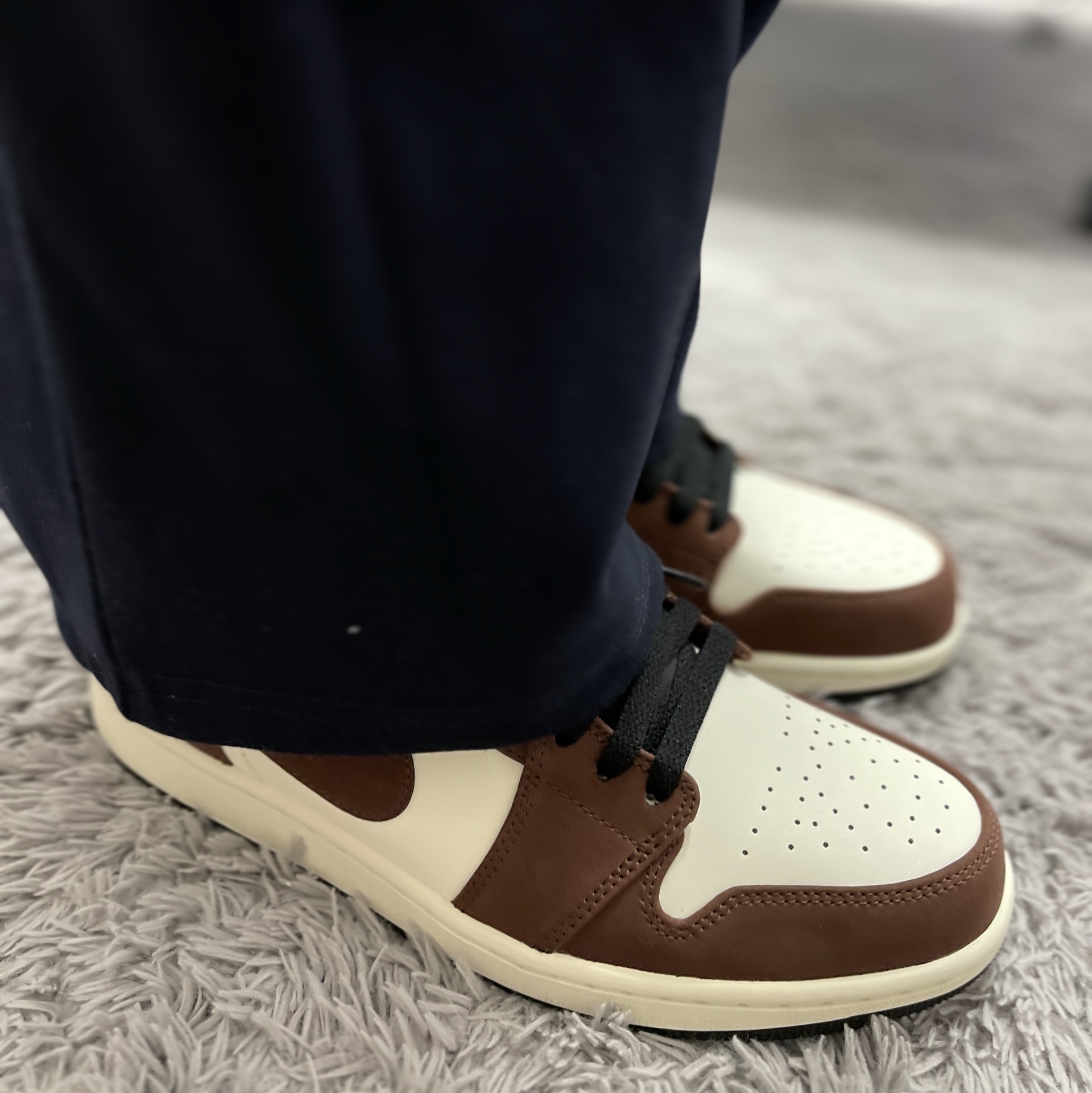 Jordan 1 Low SE Chocolate Bliss 착용 스타일 - 2