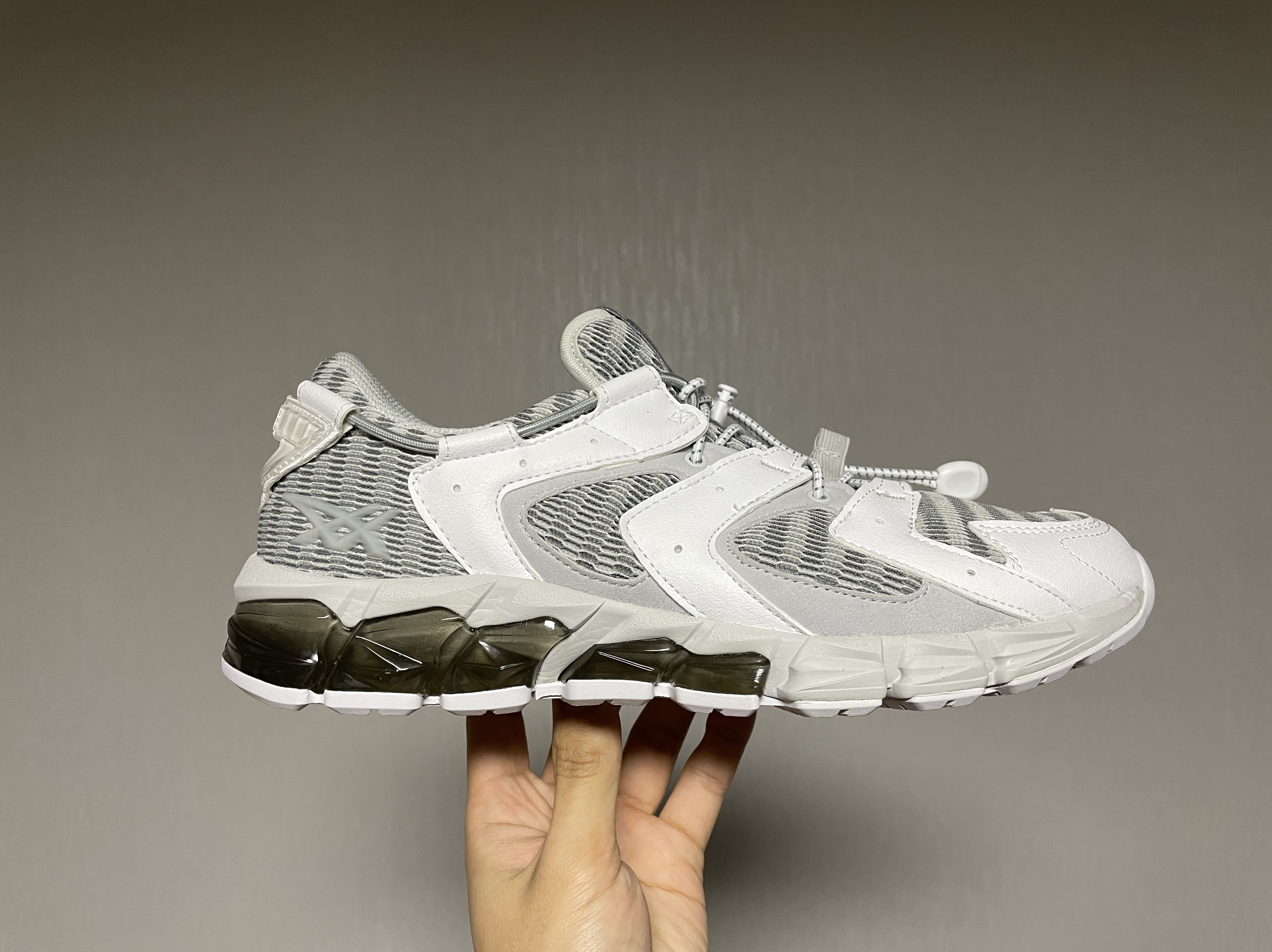 Asics Gel-Quantum 180 RE White Glacier Grey 착용 스타일 - 3