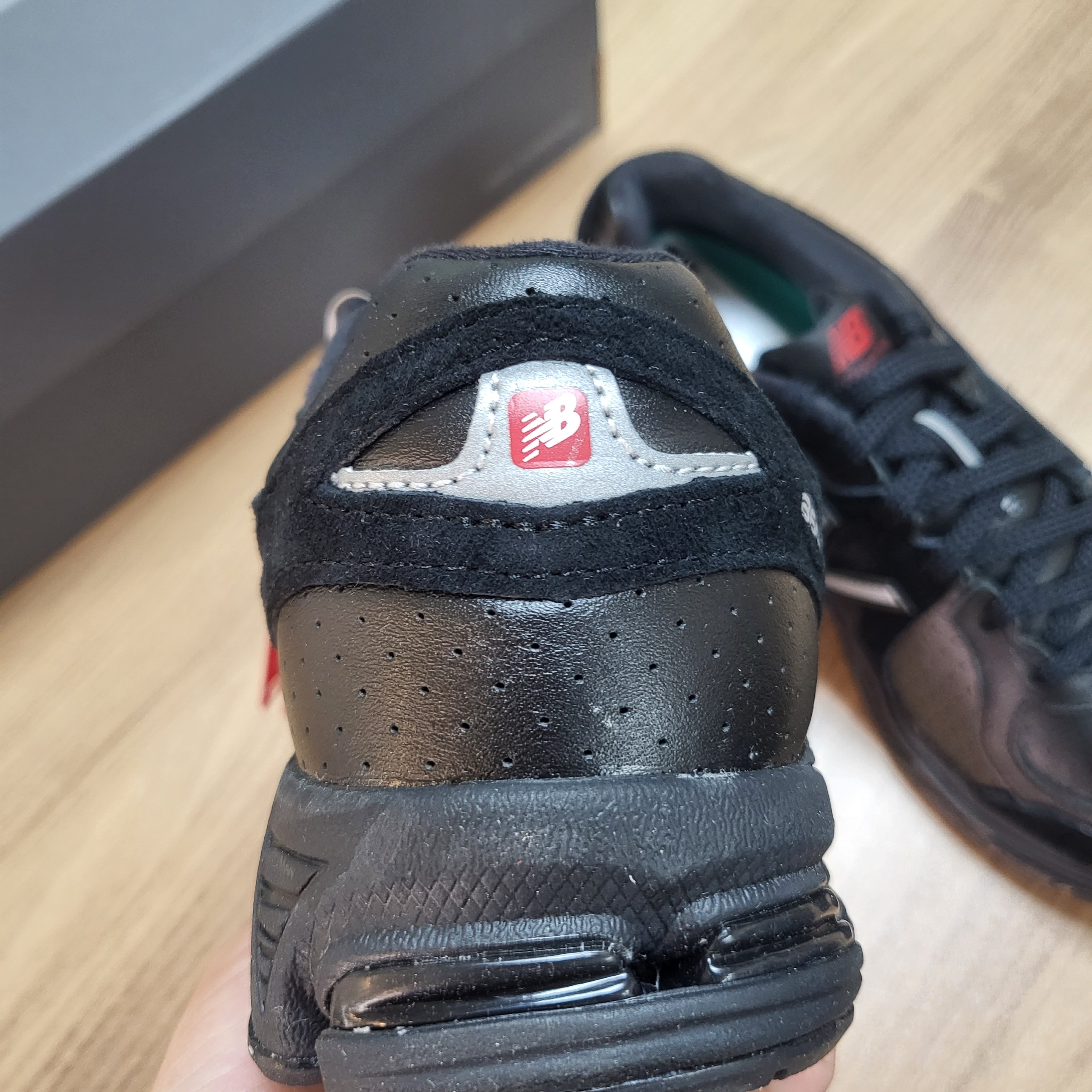 New Balance x Thisisneverthat 860v2 Black 착용 스타일 - 3