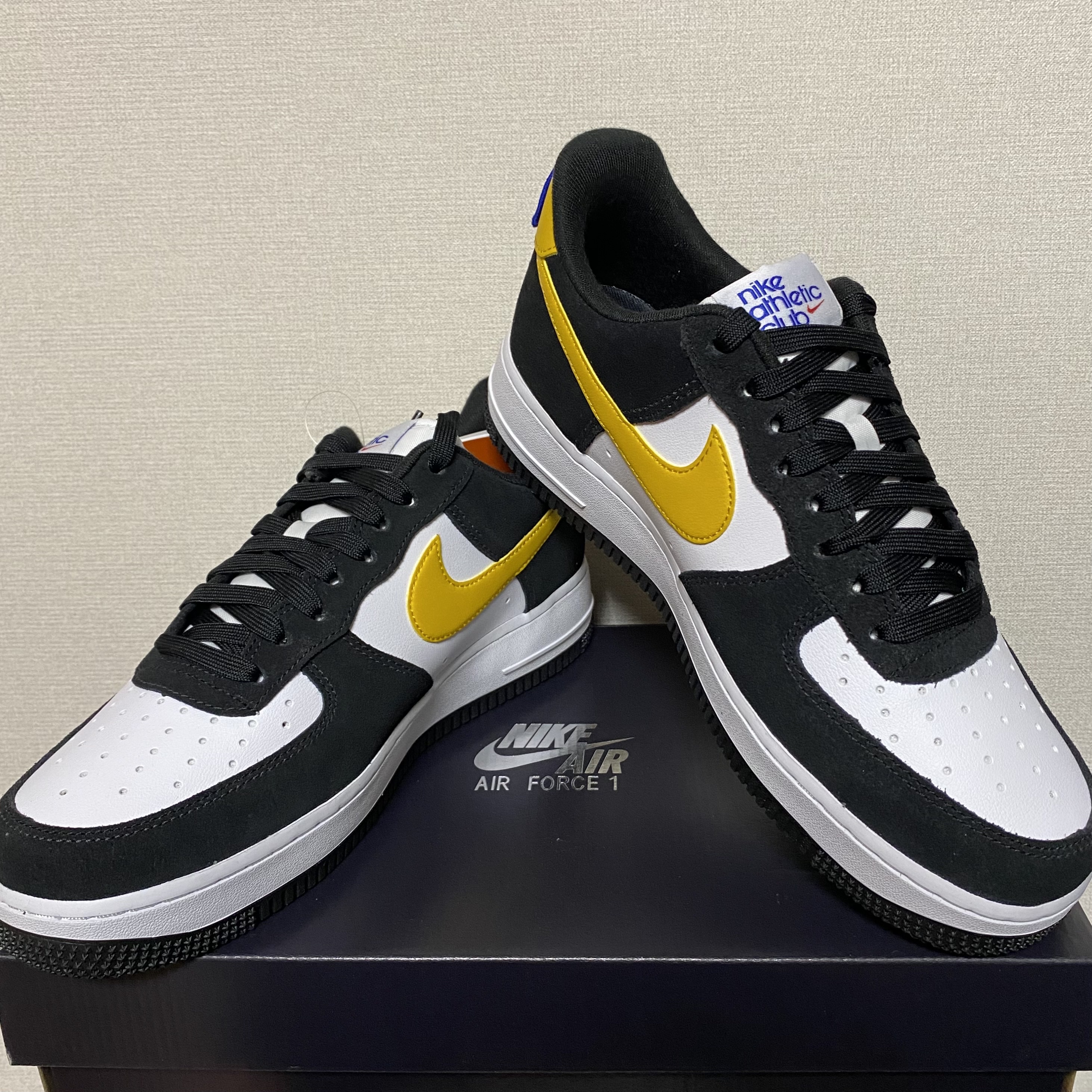 Nike Air Force 1 '07 LV8 Athletic Club Black Dark Sulfur 착용 스타일 - 3