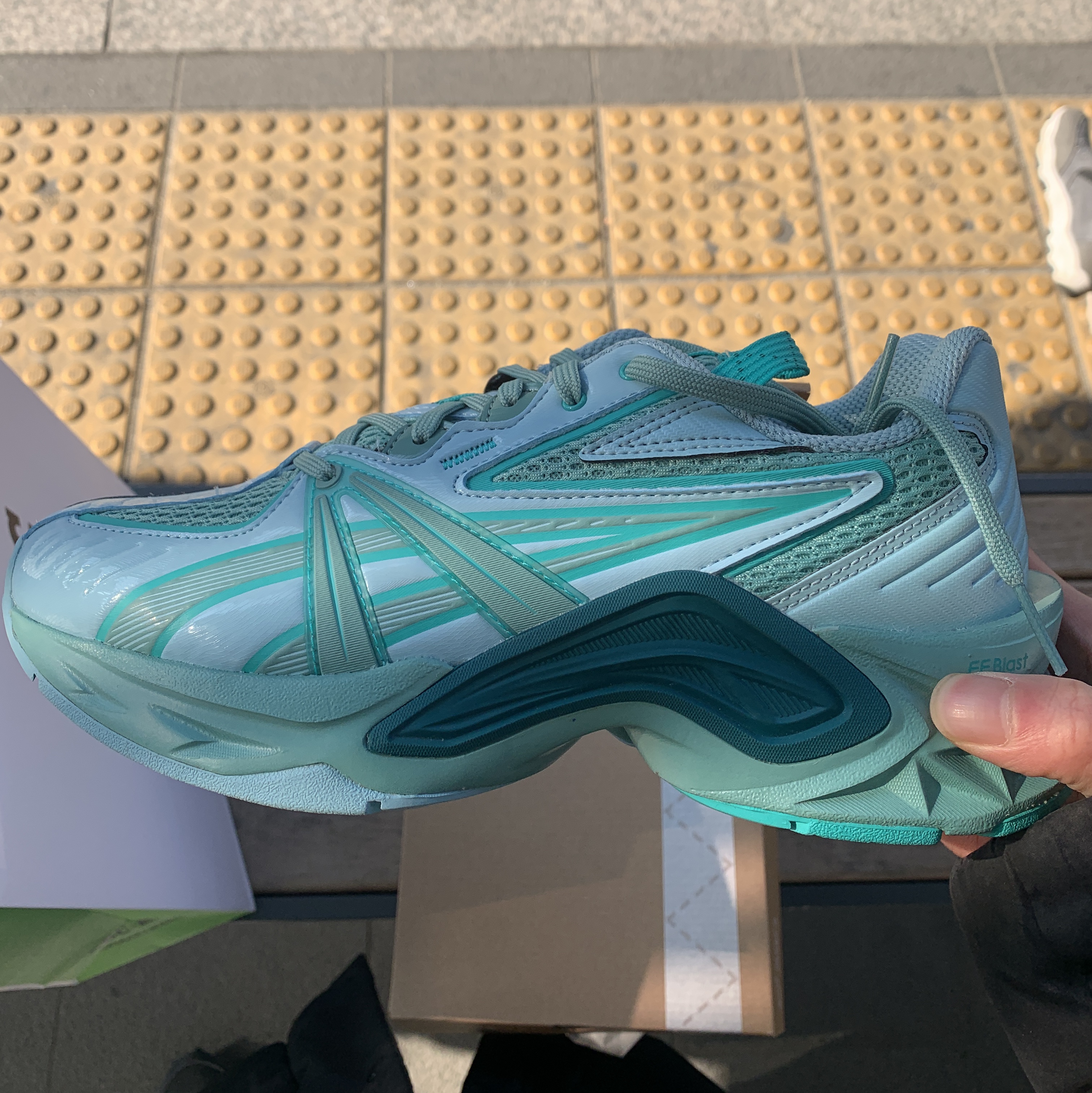 Asics HN2-S Protoblast Shaded Spruce 착용 스타일