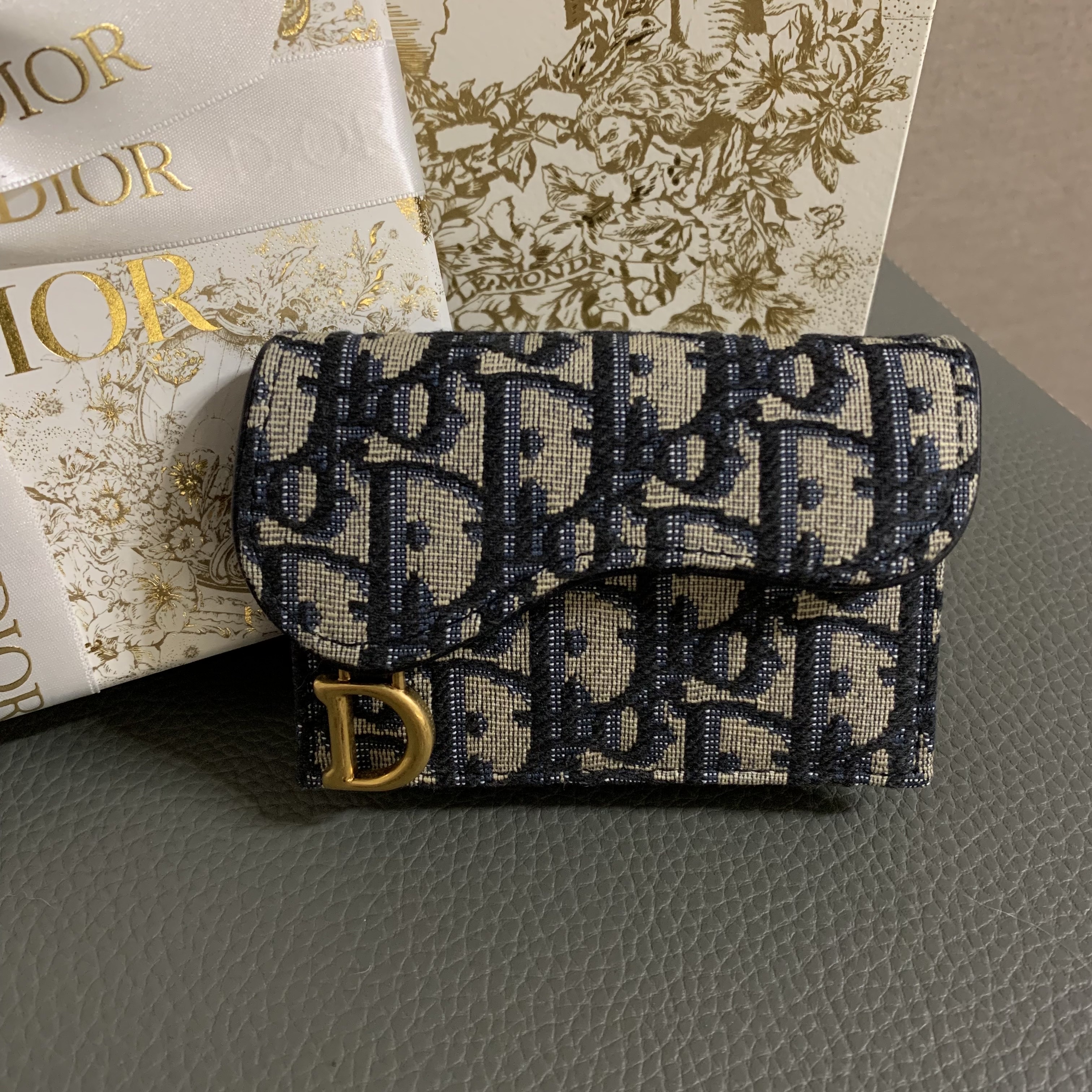 Dior Saddle Flap Card Holder Blue Dior Oblique Jacquard 착용 스타일 - 2