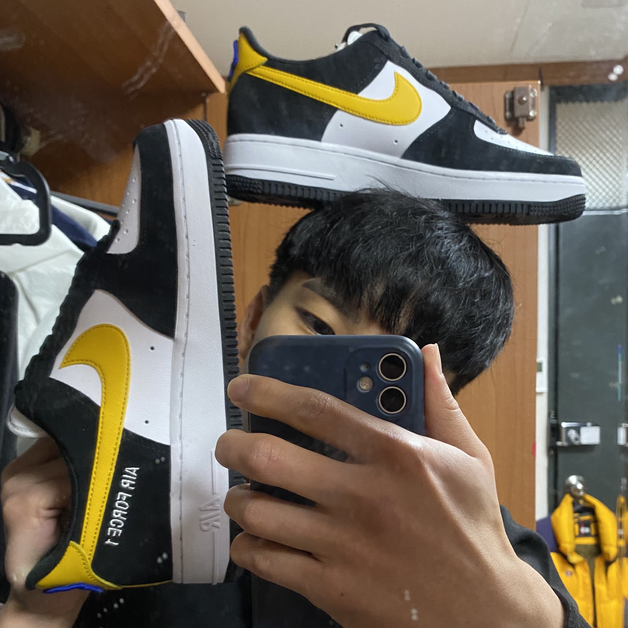 Nike Air Force 1 '07 LV8 Athletic Club Black Dark Sulfur 착용 스타일 - 1