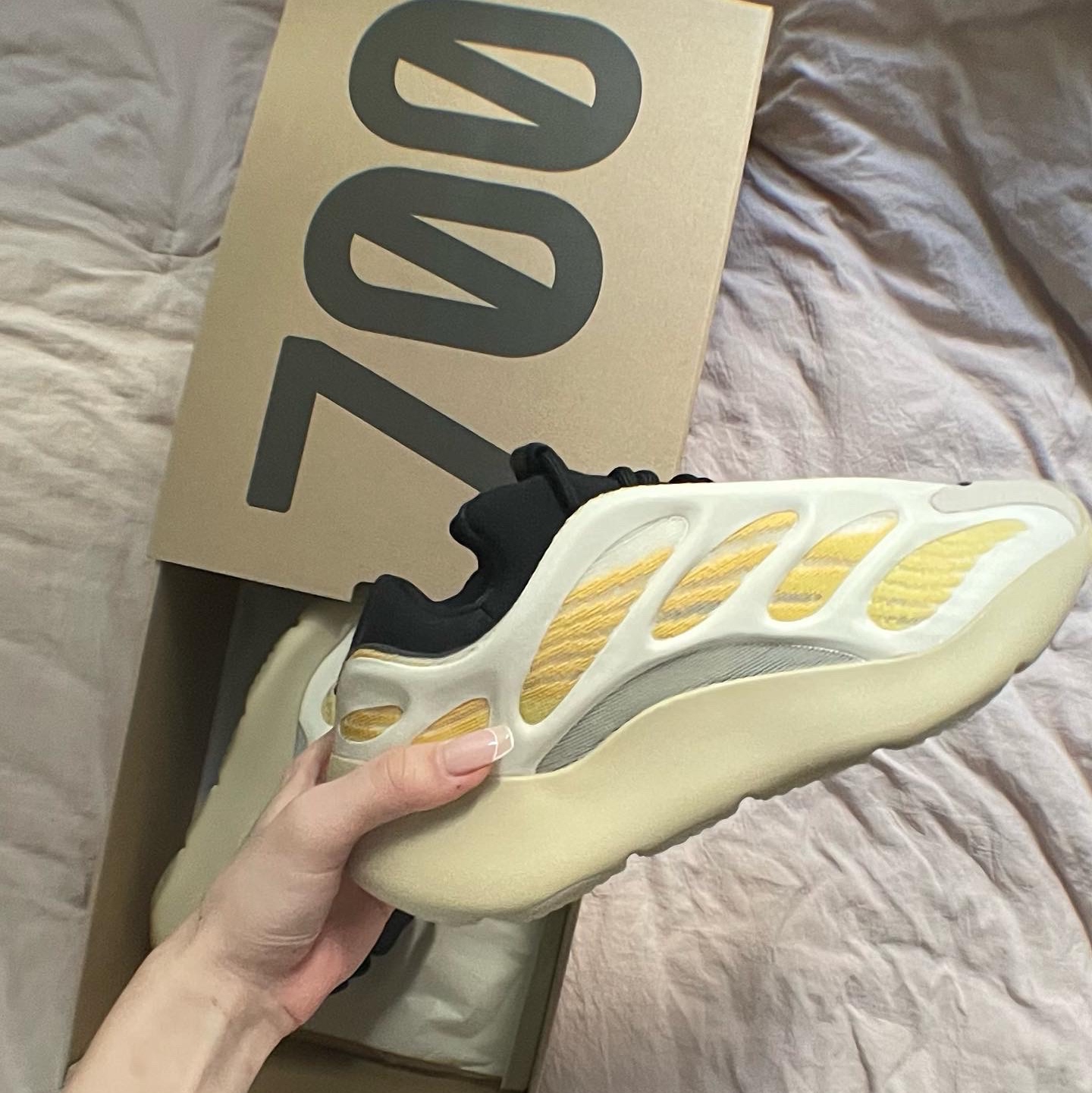 Adidas Yeezy 700 V3 Safflower 착용 스타일 - 4