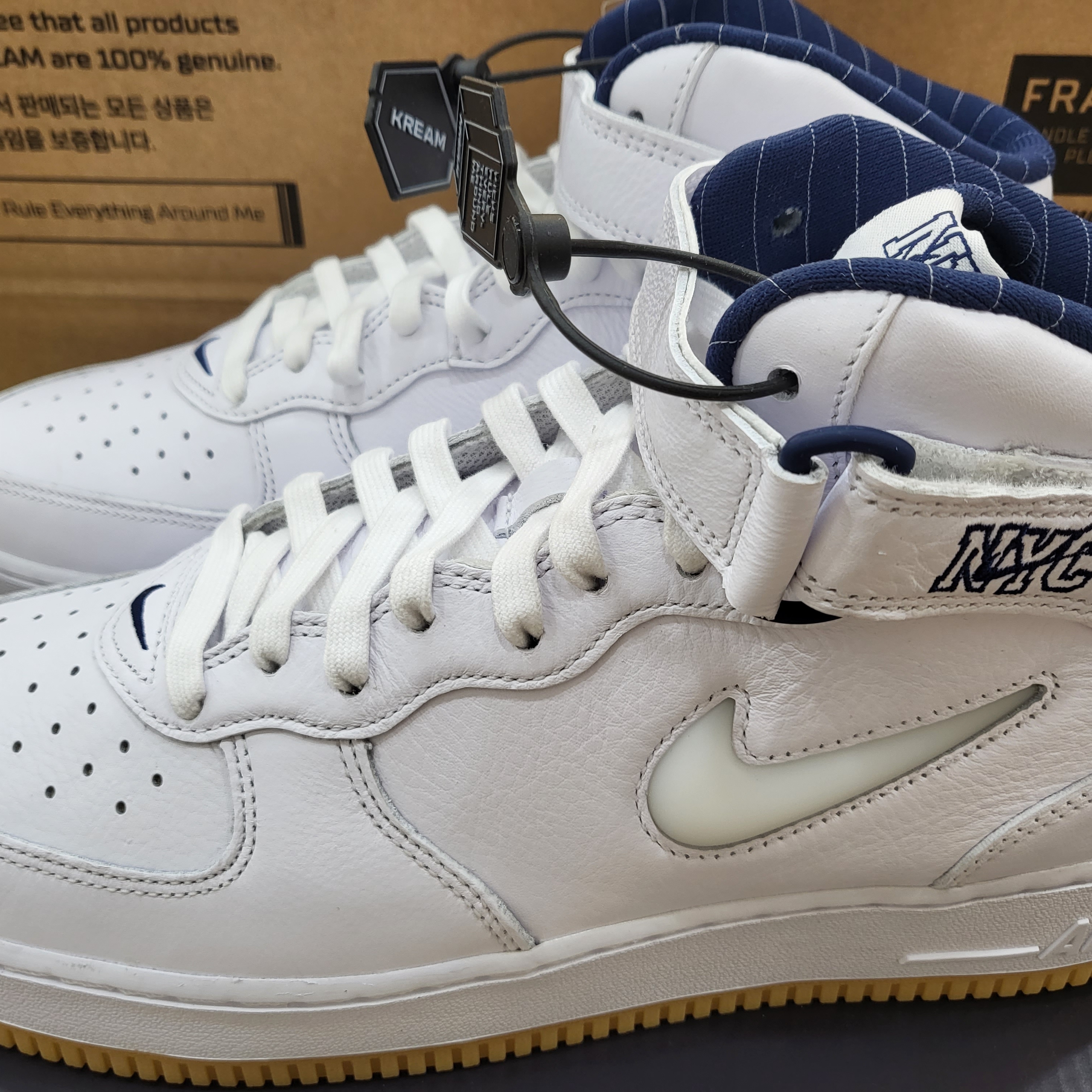 Nike Air Force 1 Mid QS NYC White Midnight Navy 착용 스타일 - 4