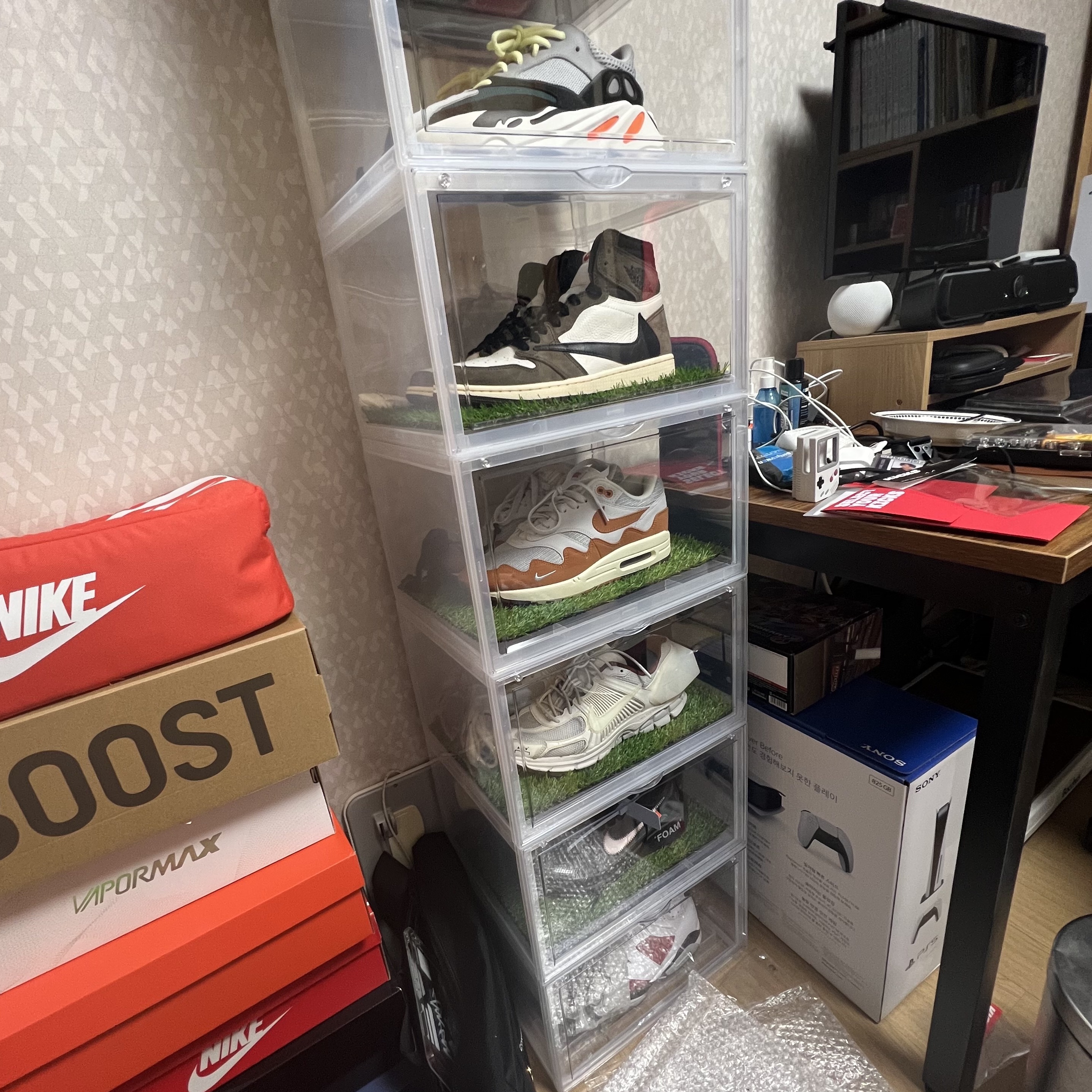 Adidas Yeezy Boost 700 Wave Runner Solid Grey 2017/2019, Jordan 1 x Travis Scott Retro High OG SP Mocha 착용 스타일
