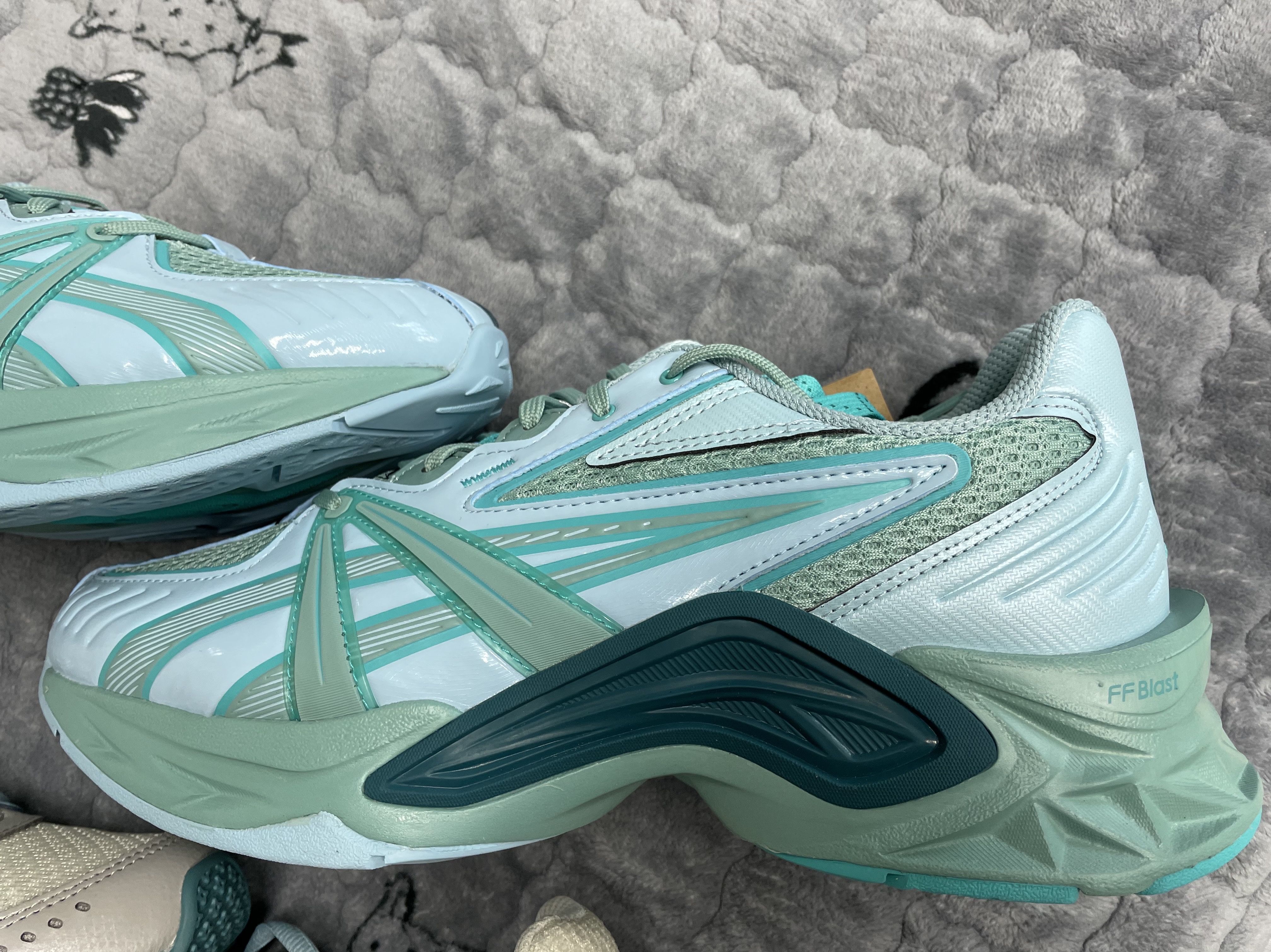 Asics HN2-S Protoblast Shaded Spruce, Asics Gel-Kyrios Cream Oyster Grey 착용 스타일 - 4