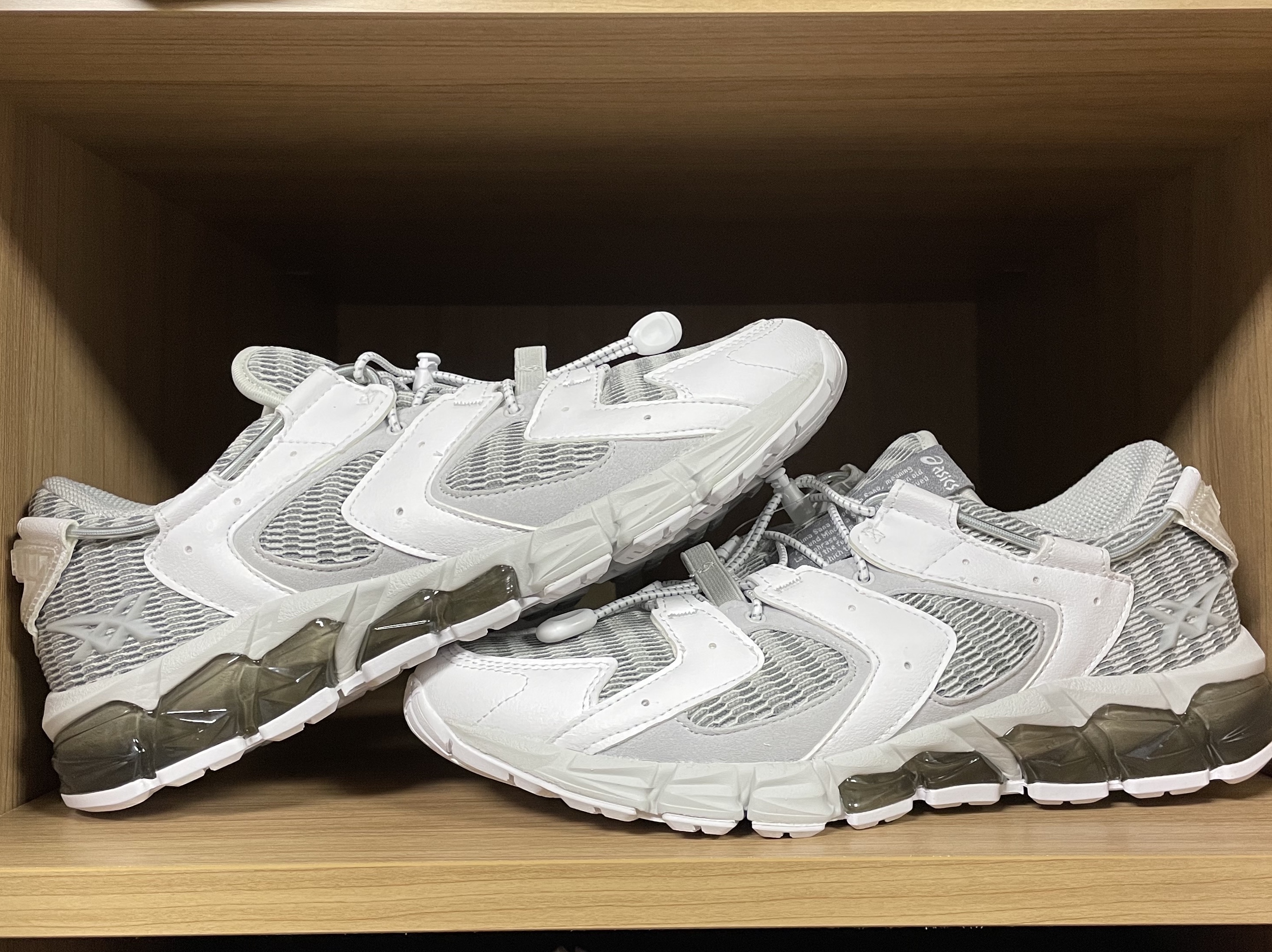 Asics Gel-Quantum 180 RE White Glacier Grey 착용 스타일 - 1