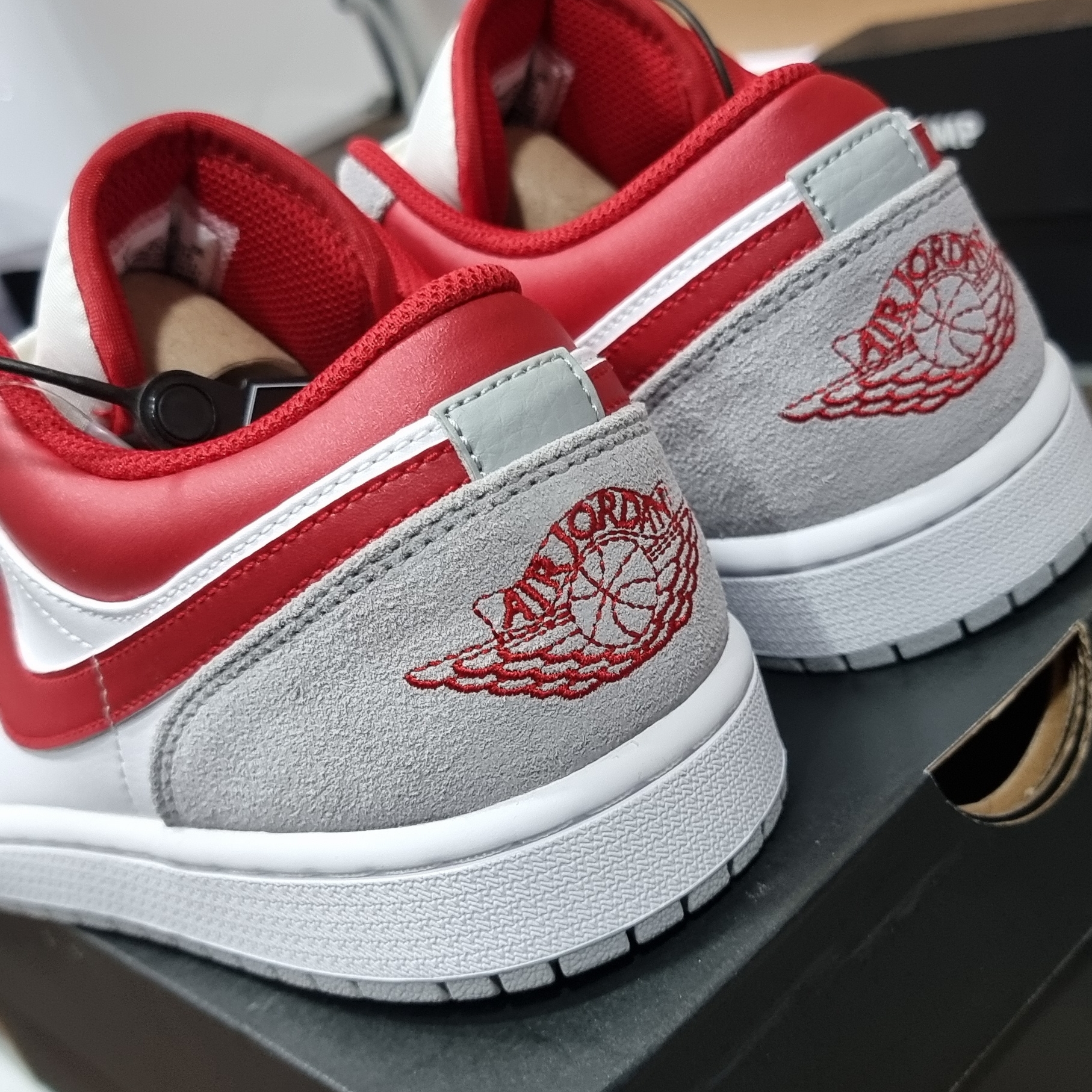 Jordan 1 Low SE Light Smoke Grey Gym Red 착용 스타일 - 2