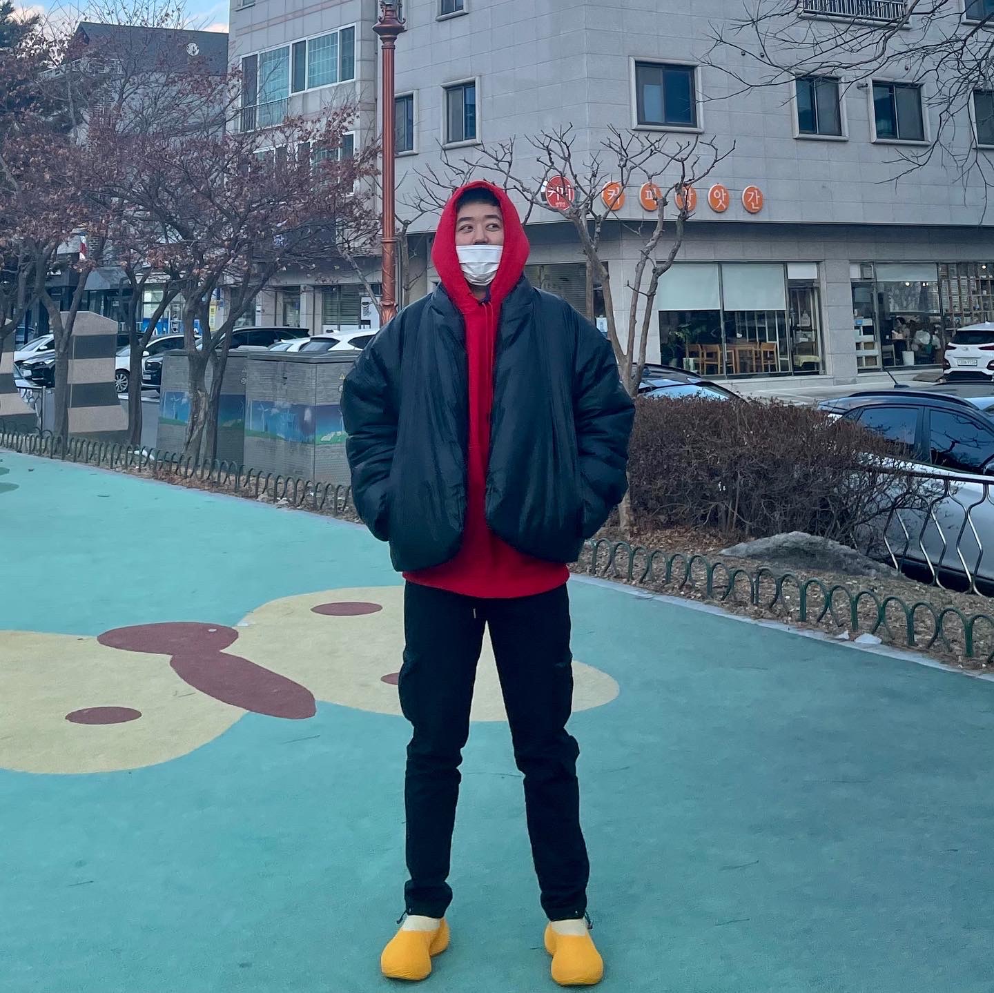 Adidas Yeezy Knit RNR Sulfur, Yeezy Gap Round Jacket Black 착용 스타일 - 2