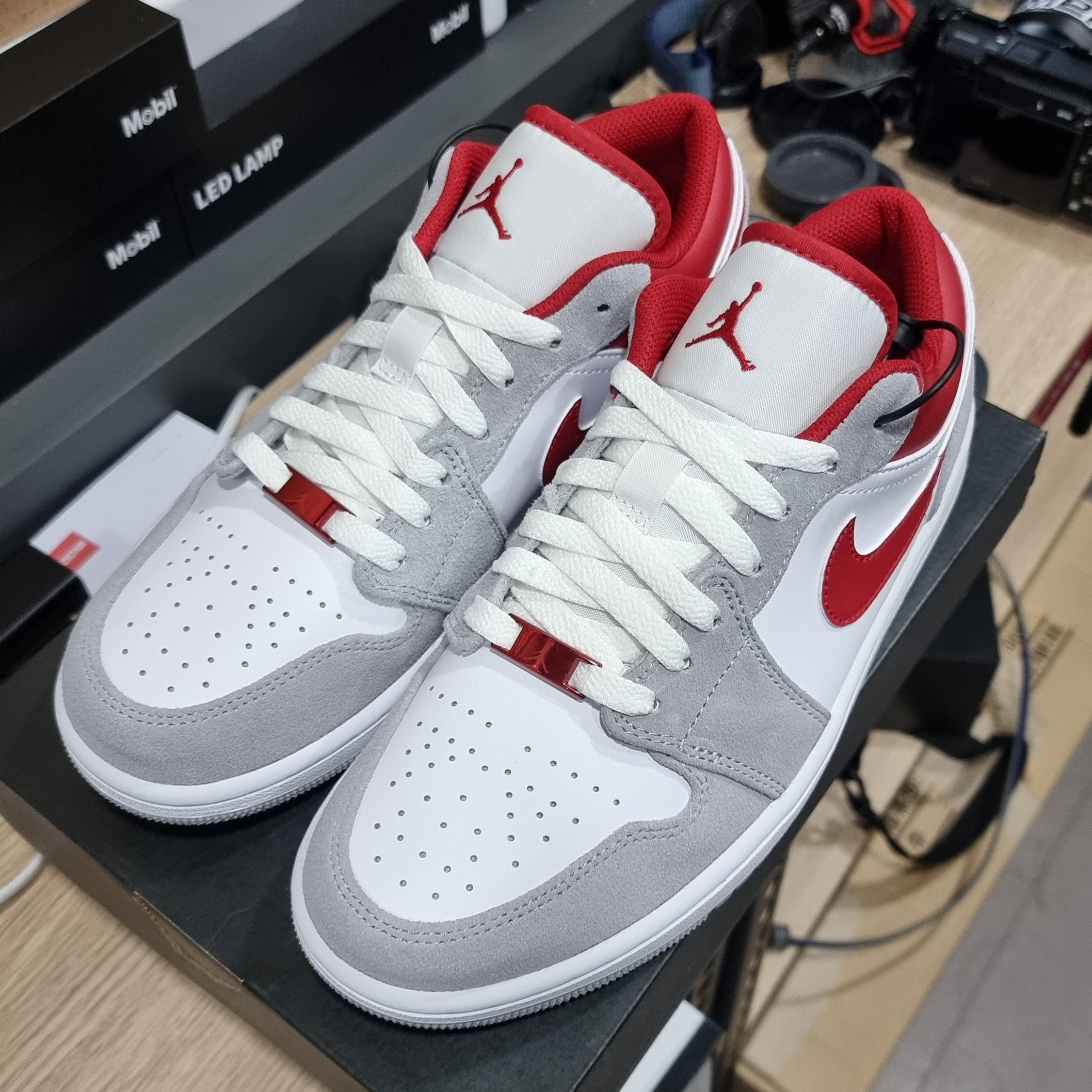 Jordan 1 Low SE Light Smoke Grey Gym Red 착용 스타일 - 1